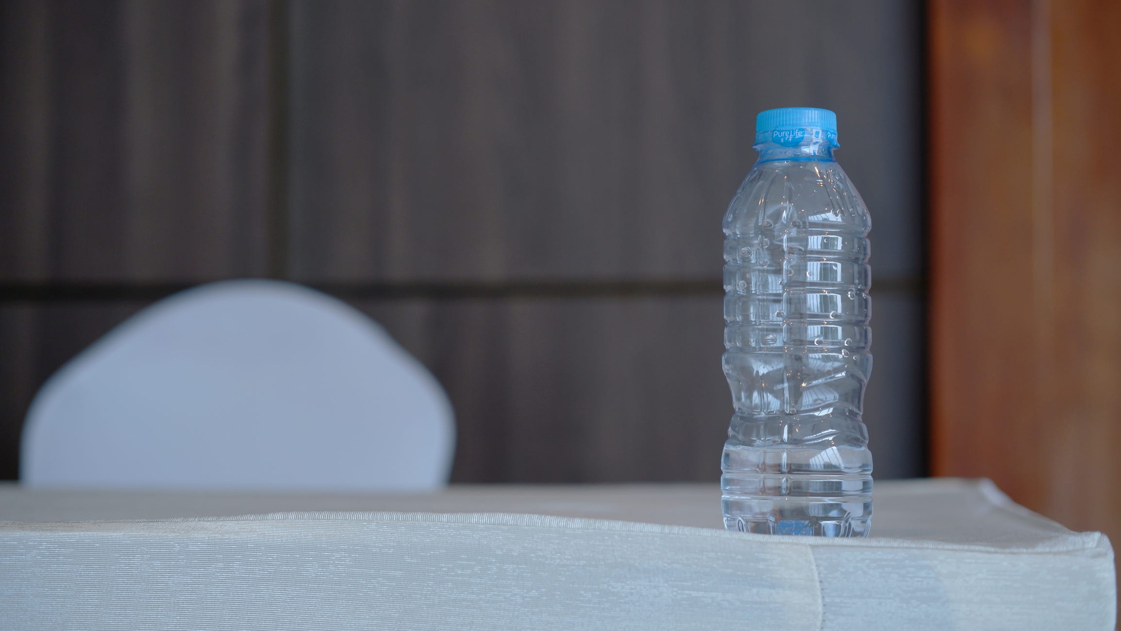 Camera catches janitor peeing into woman's water bottle