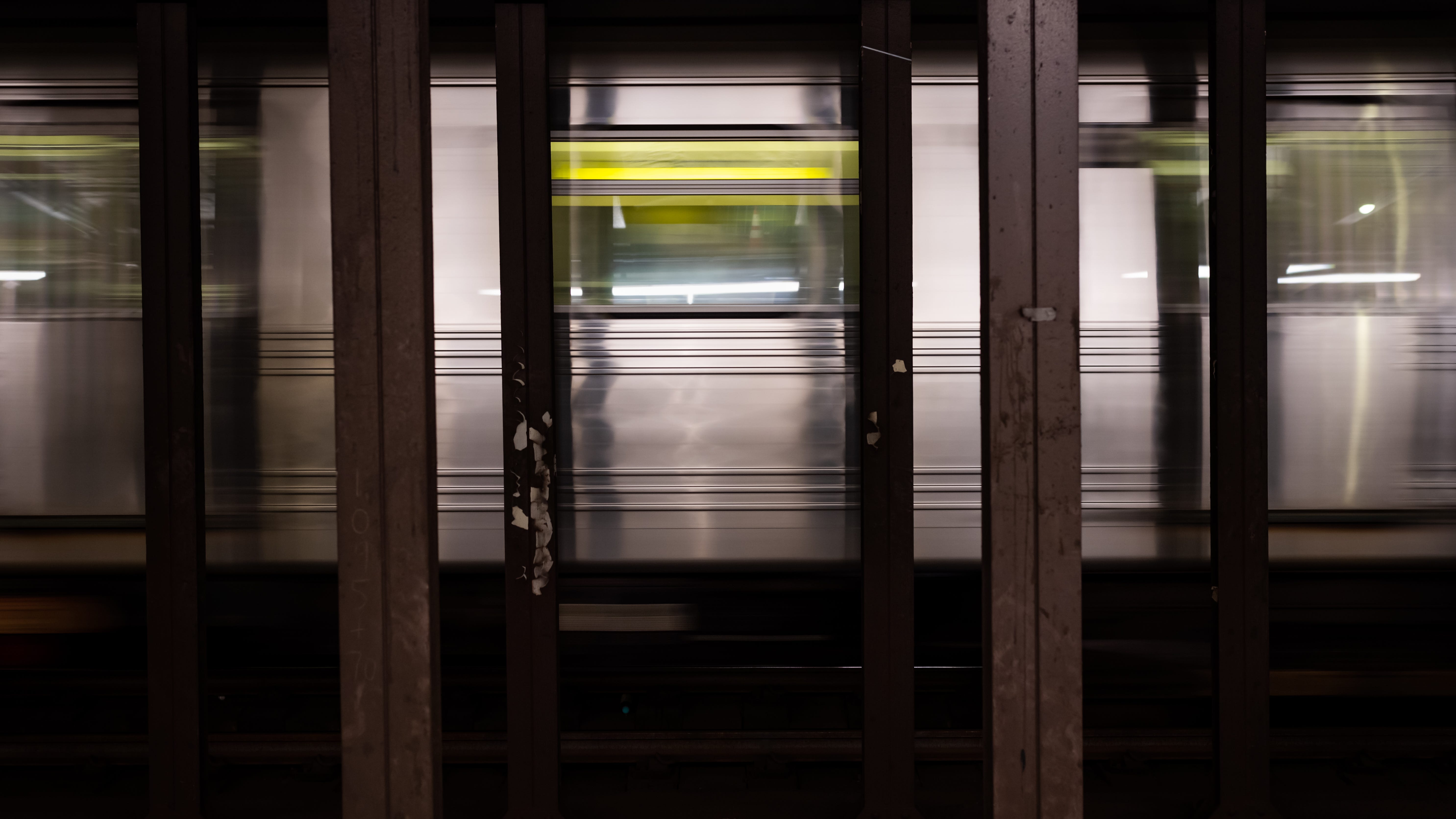 Subway rider slashed, pepper-sprayed on Midtown train