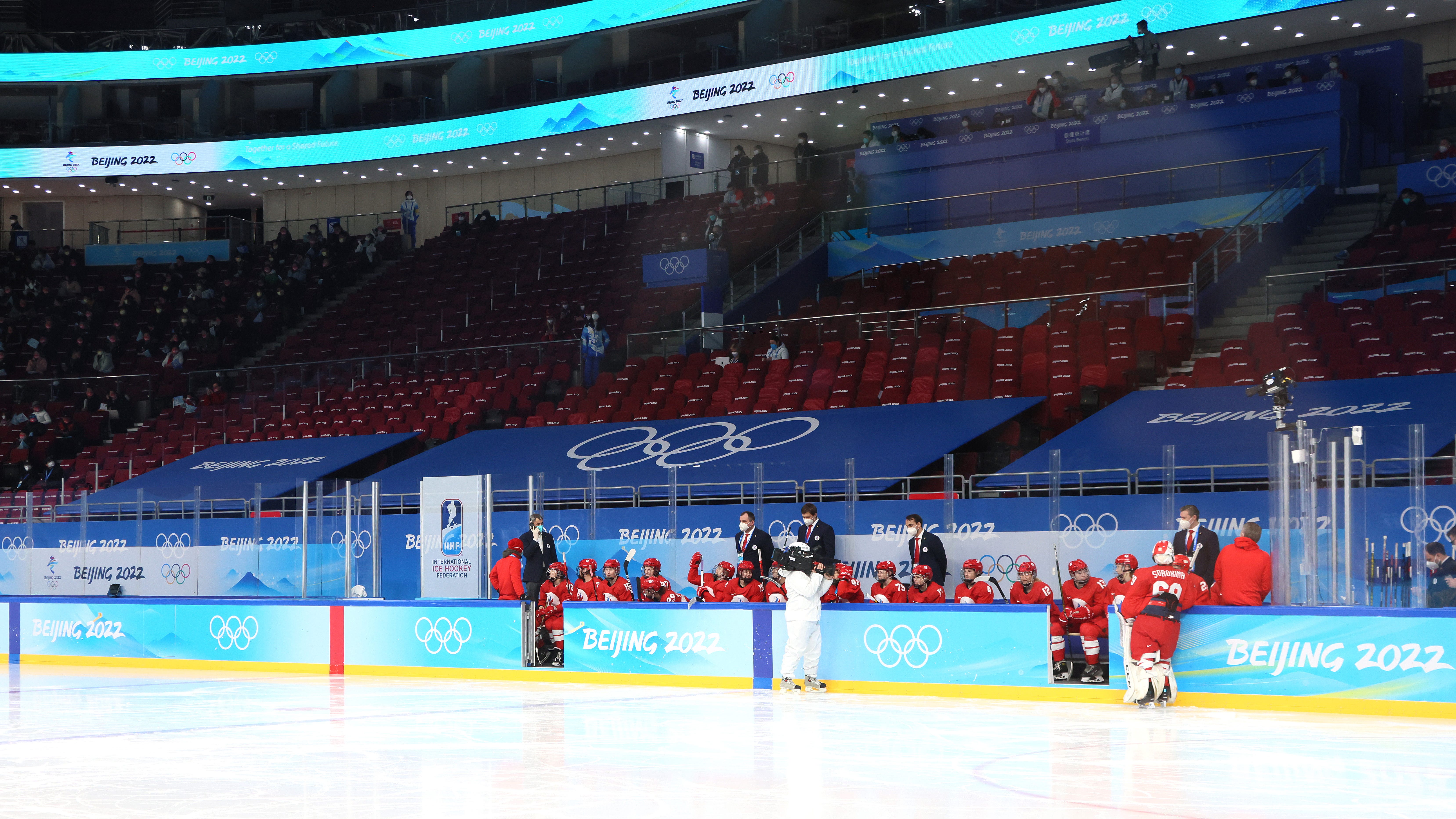 Players wear masks in Canada-Russia women's hockey game amid COVID-19 concerns