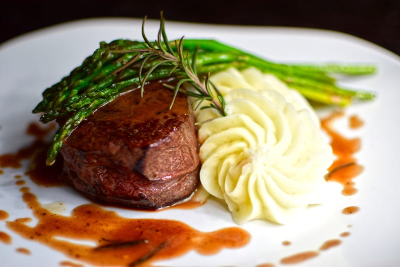 Steak and asparagus with mashed potatoes