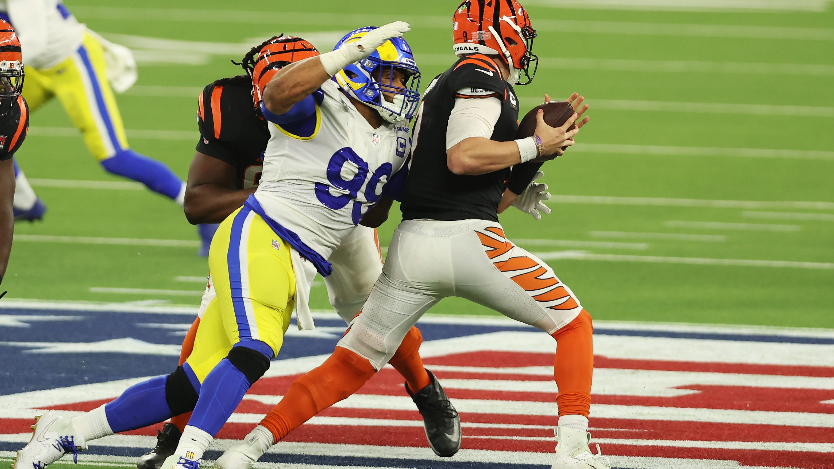 Aaron Donald swings helmet in brawl between Rams, Bengals