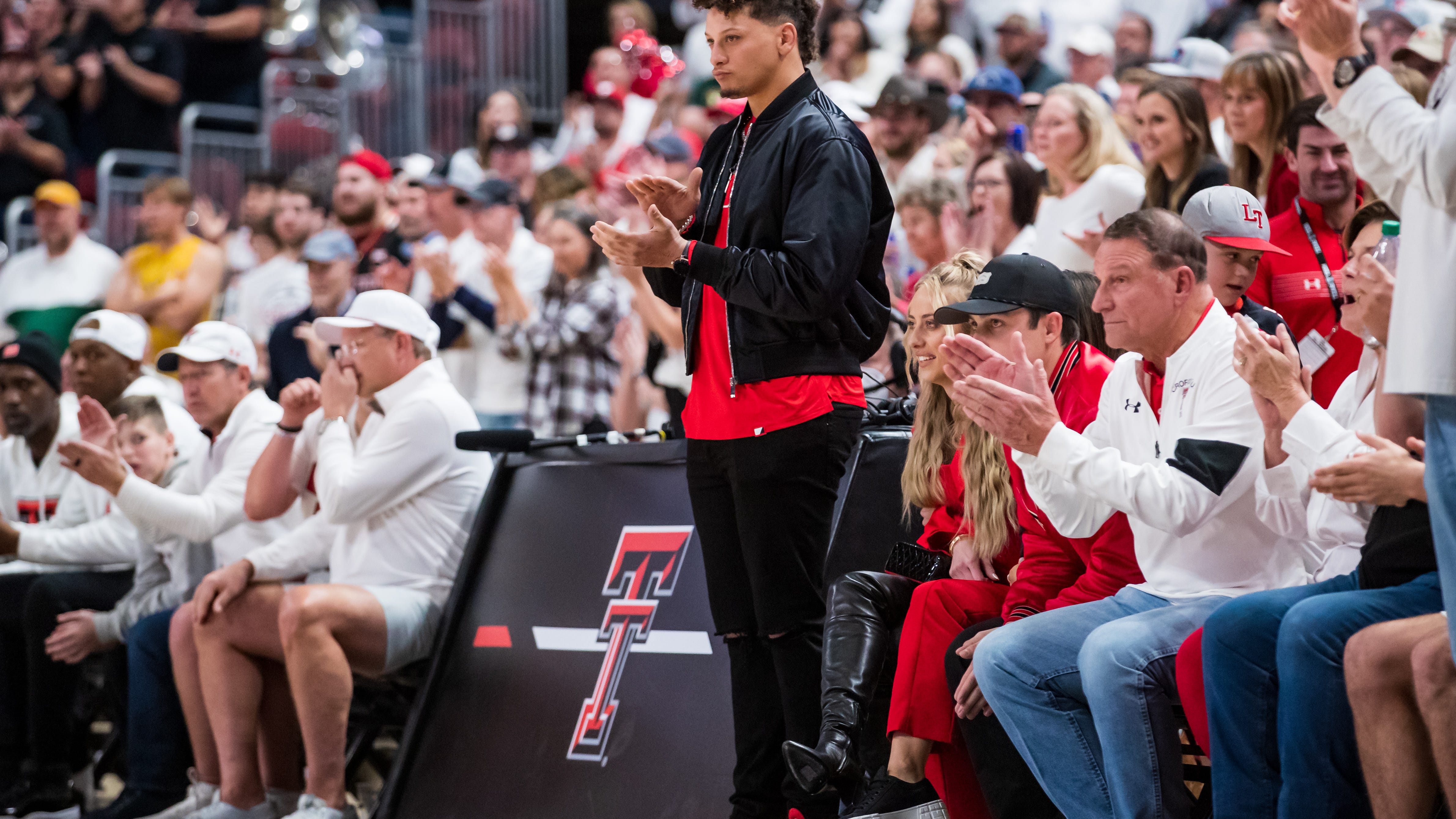 Patrick Mahomes fires back at critics after apparent courtside feud with fiancee