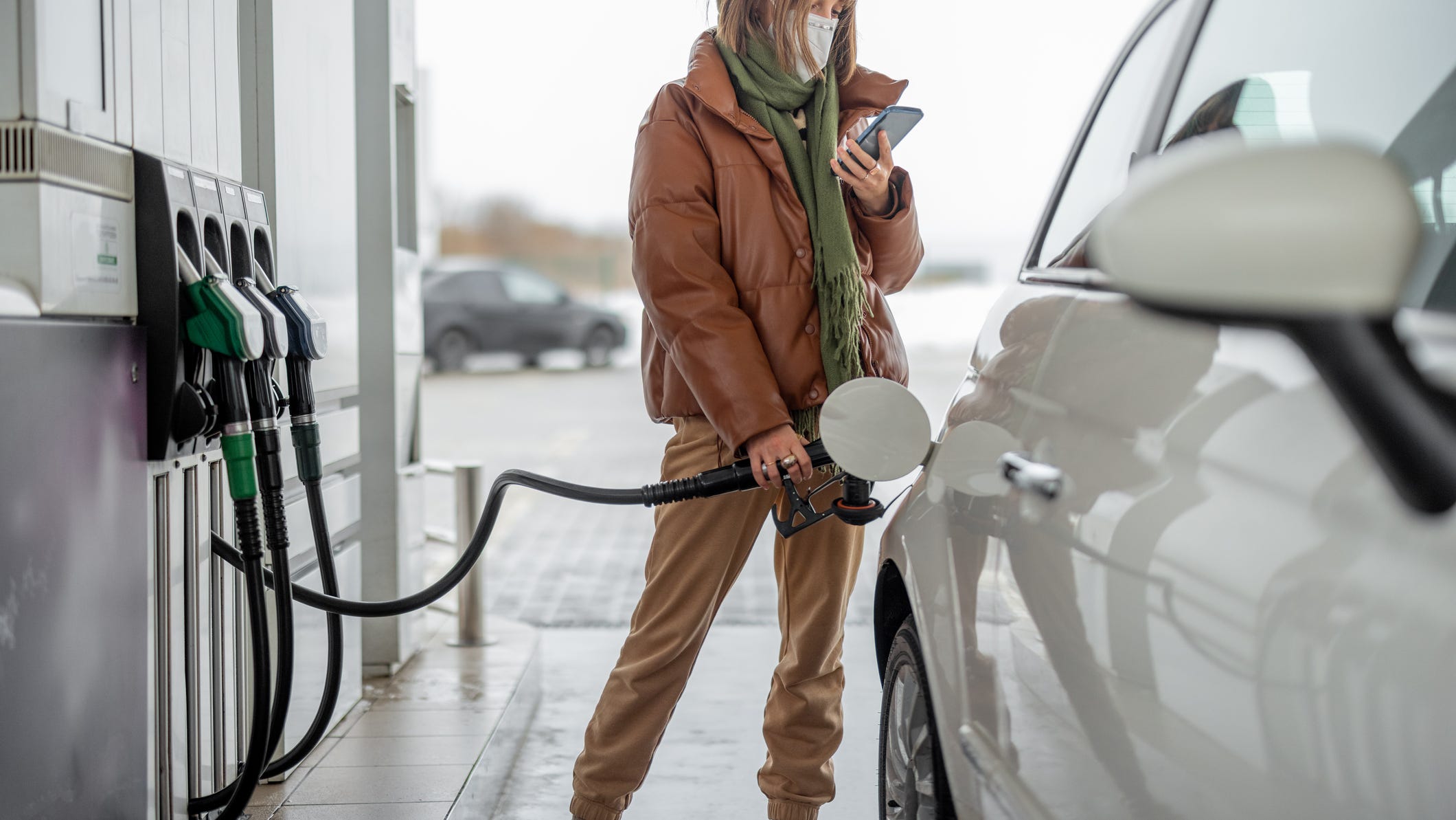 Michigan gas prices down 10 cents compared to last week, below $4 in some cities