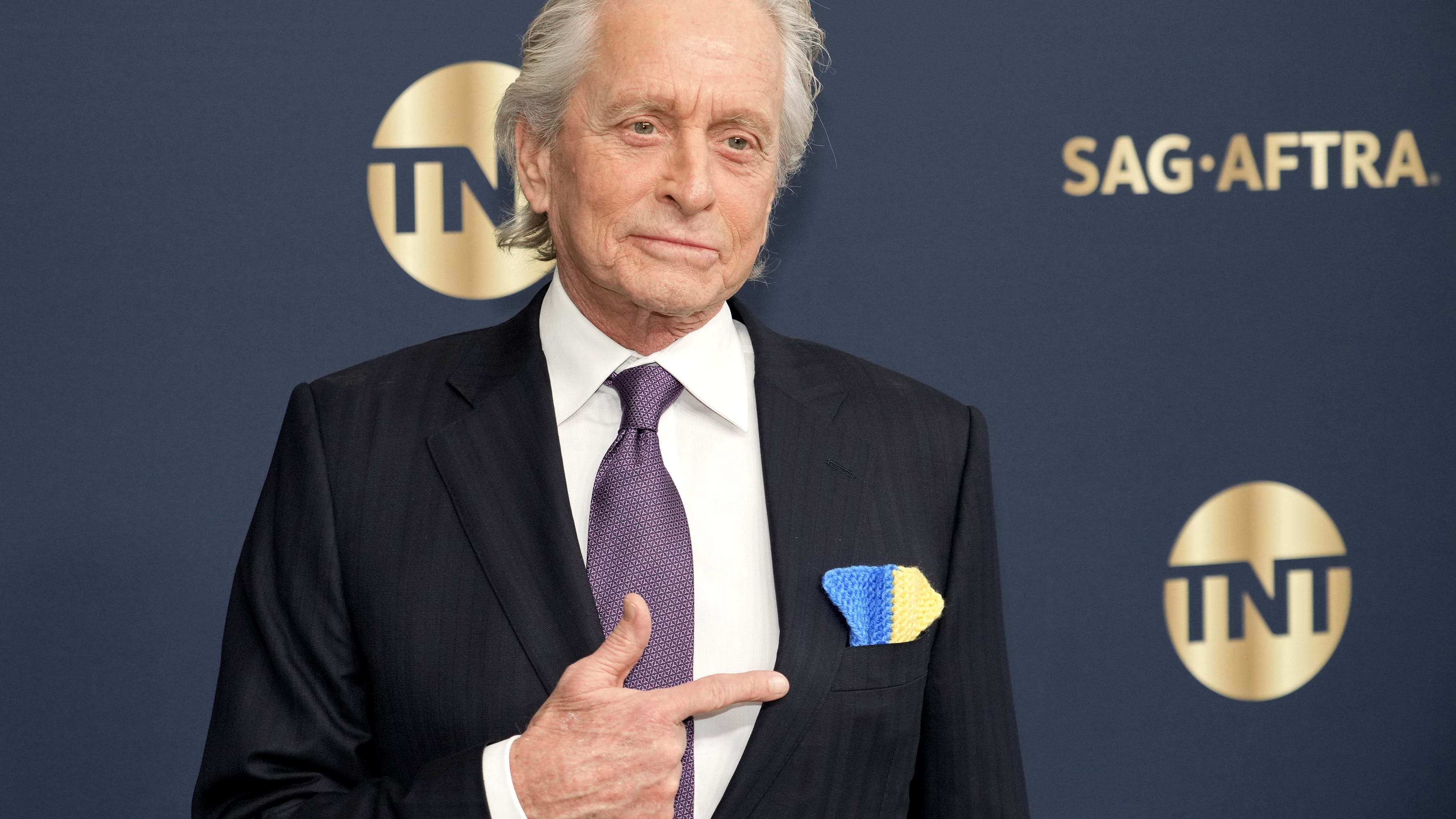 PHOTOS: Michael Douglas, Tyler Perry, other stars wore pro-Ukraine accessories at 2022 SAG Awards