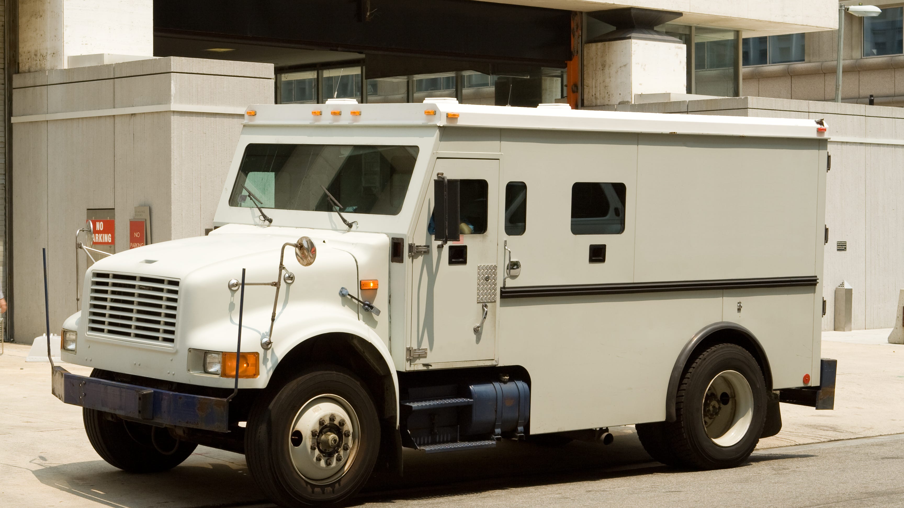 San Leandro Kaiser on lockdown, armored truck guard shot