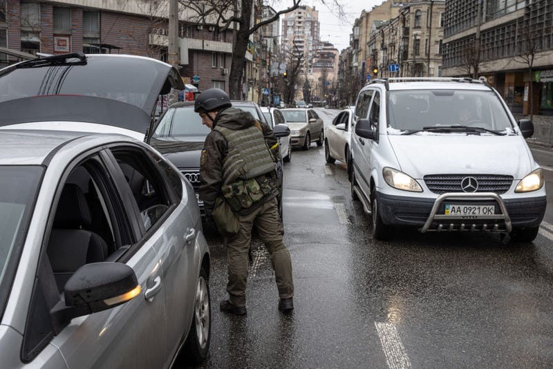 Ukrainian soldiers check vehicles at a checkpoint in the city center on March 01, 2022 in Kyiv, Ukraine. Russian forces continued their advance on the Ukrainian capital as the country’s invasion of its western neighbour entered its sixth day. Intense battles are also being waged over Ukraine’s other major cities.