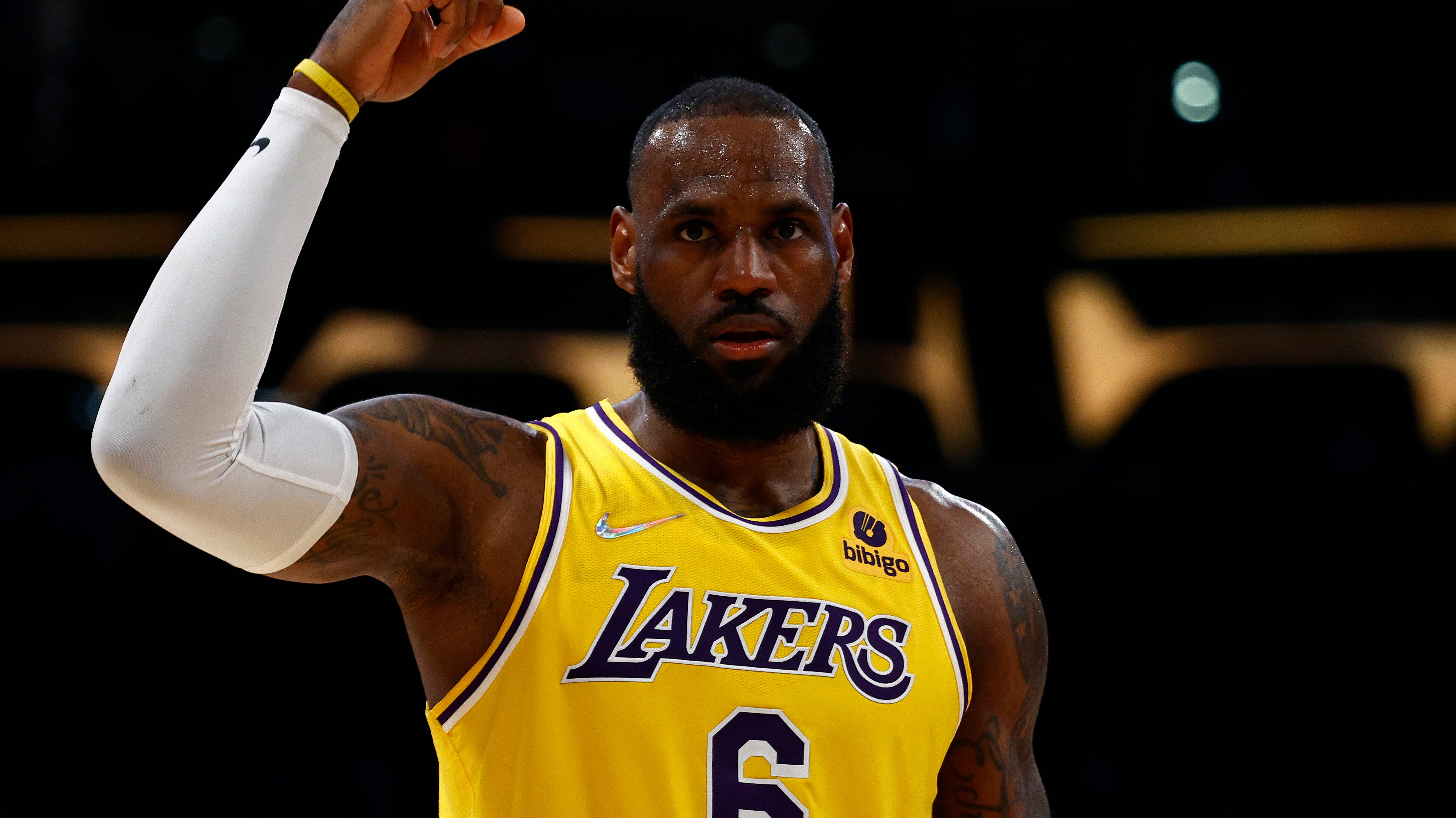 LeBron James is first active NBA player to become billionaire