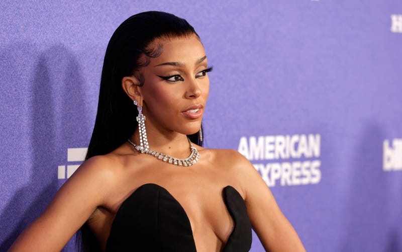 Doja cat posing at awards show