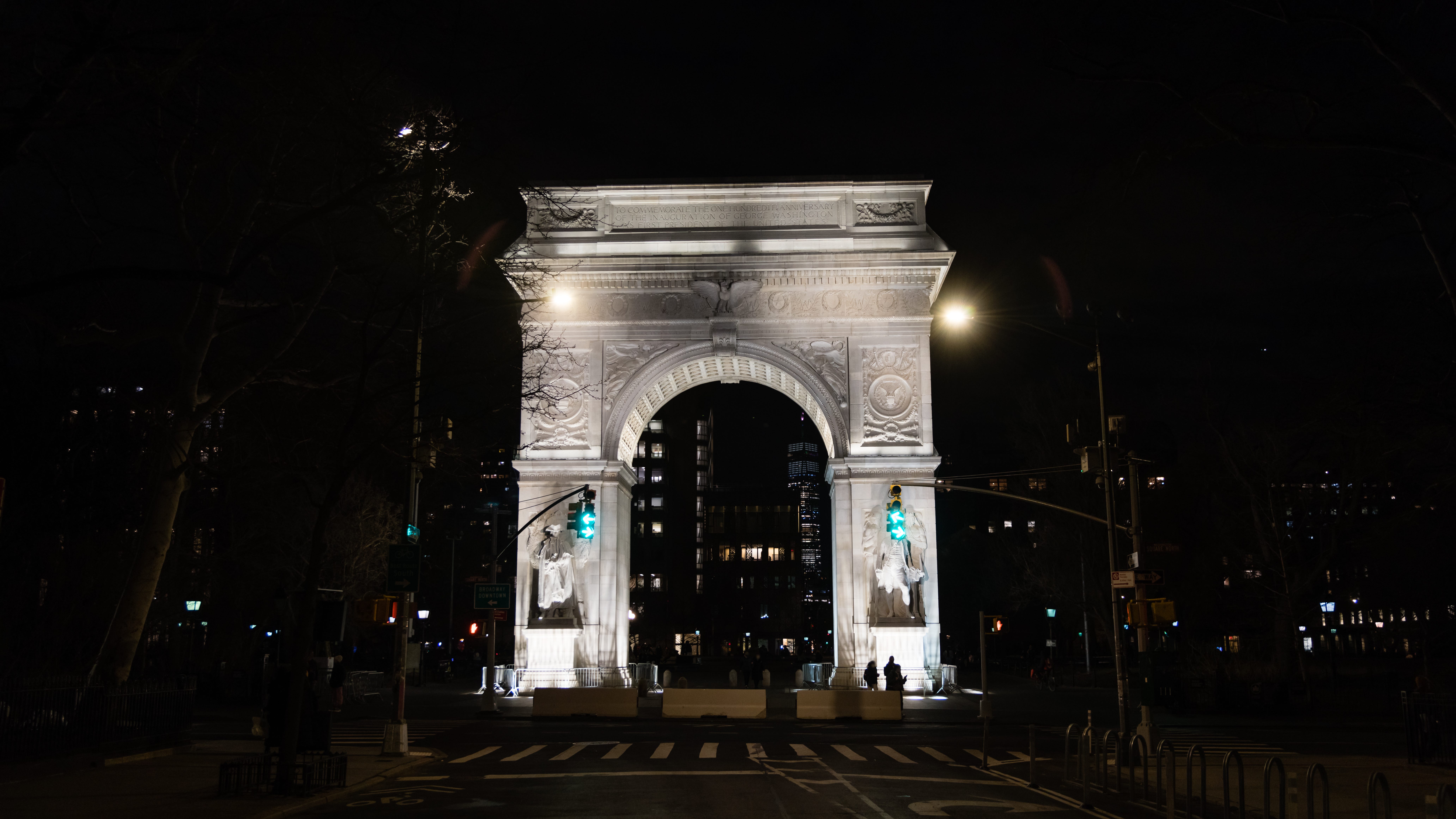 Man stabbed in head at Washington Square Park, 2 men flee