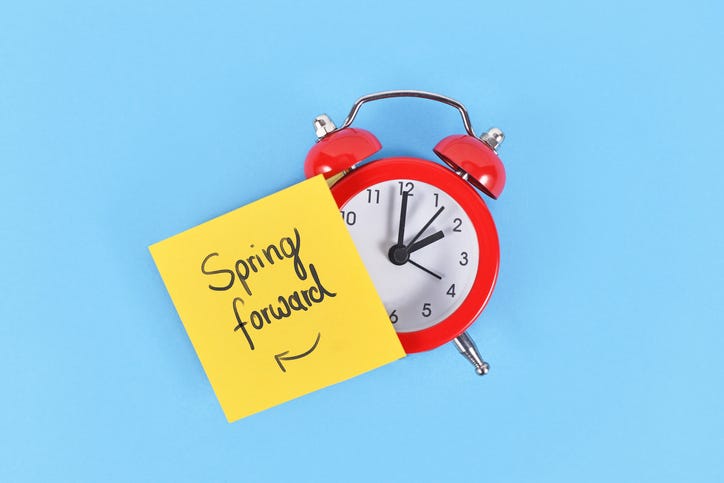 A clock and note to spring forward to DST