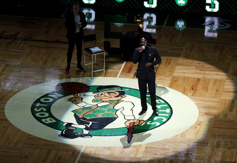 Kevin Garnett addresses Celtics fans at his number retirement