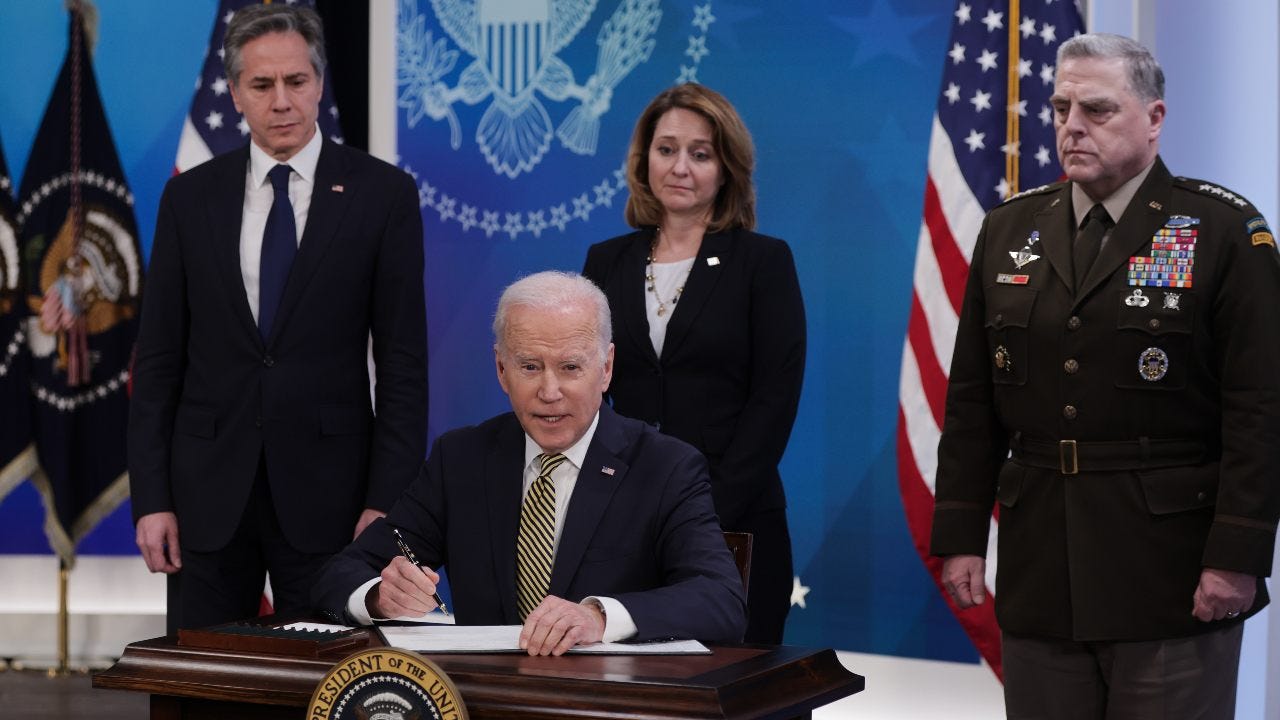 Biden signs order transferring arms to Ukrainian defenders