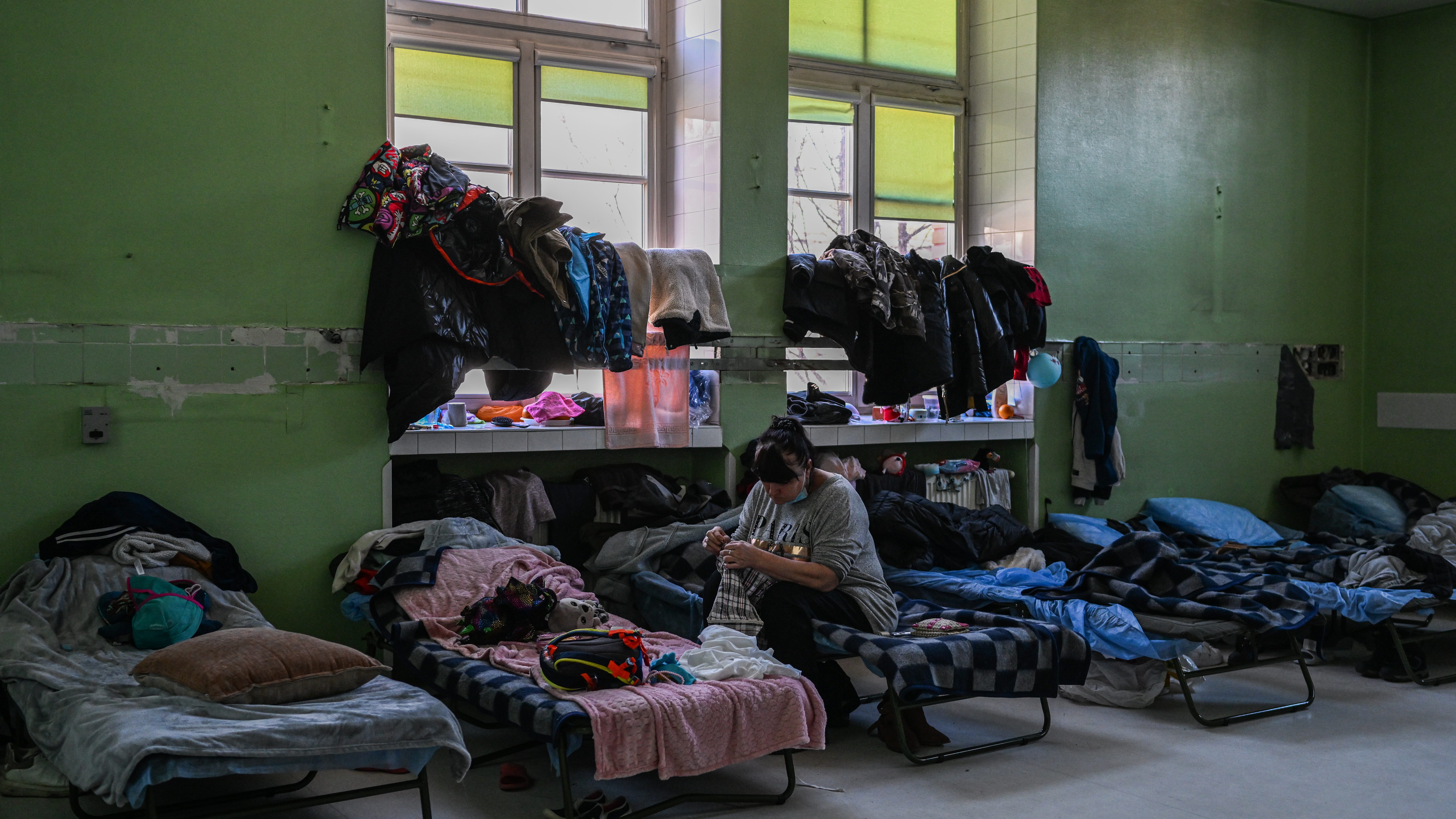 FWPD lieutenant spending vacation helping Ukrainian refugees in native Poland