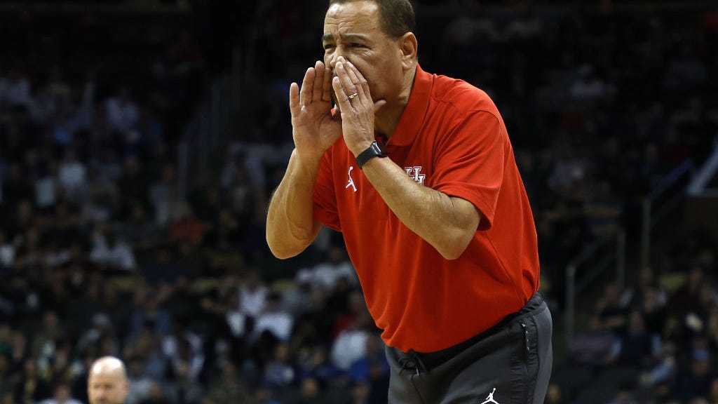 Cougars men's hoops idle at No. 3 in latest polls