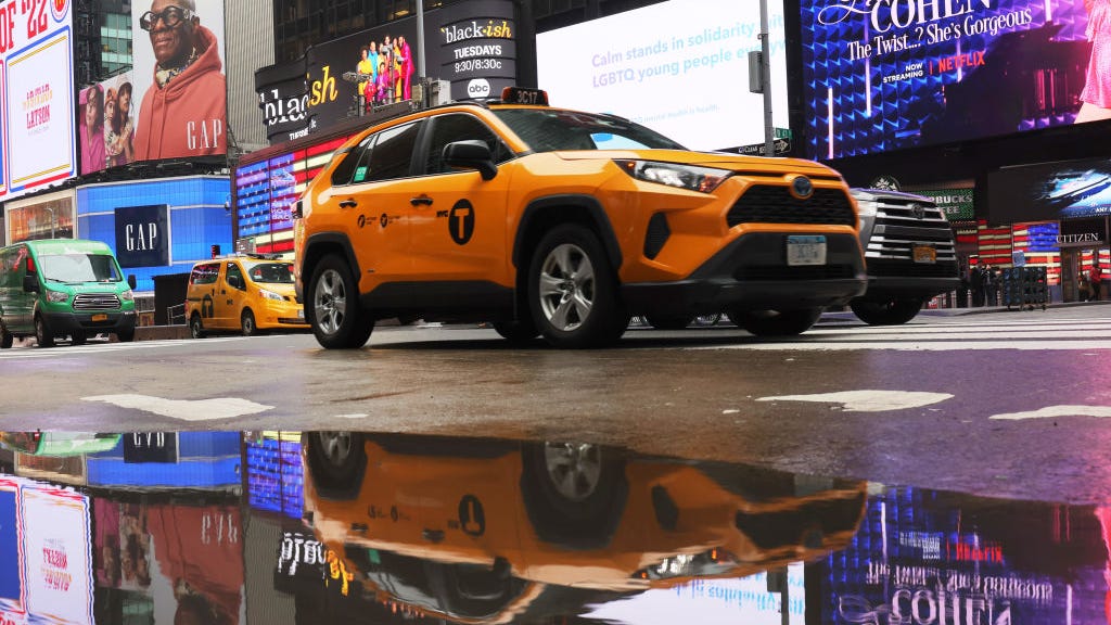 NYC taxi fares increased for 1st time in a decade, rideshares to see increase too