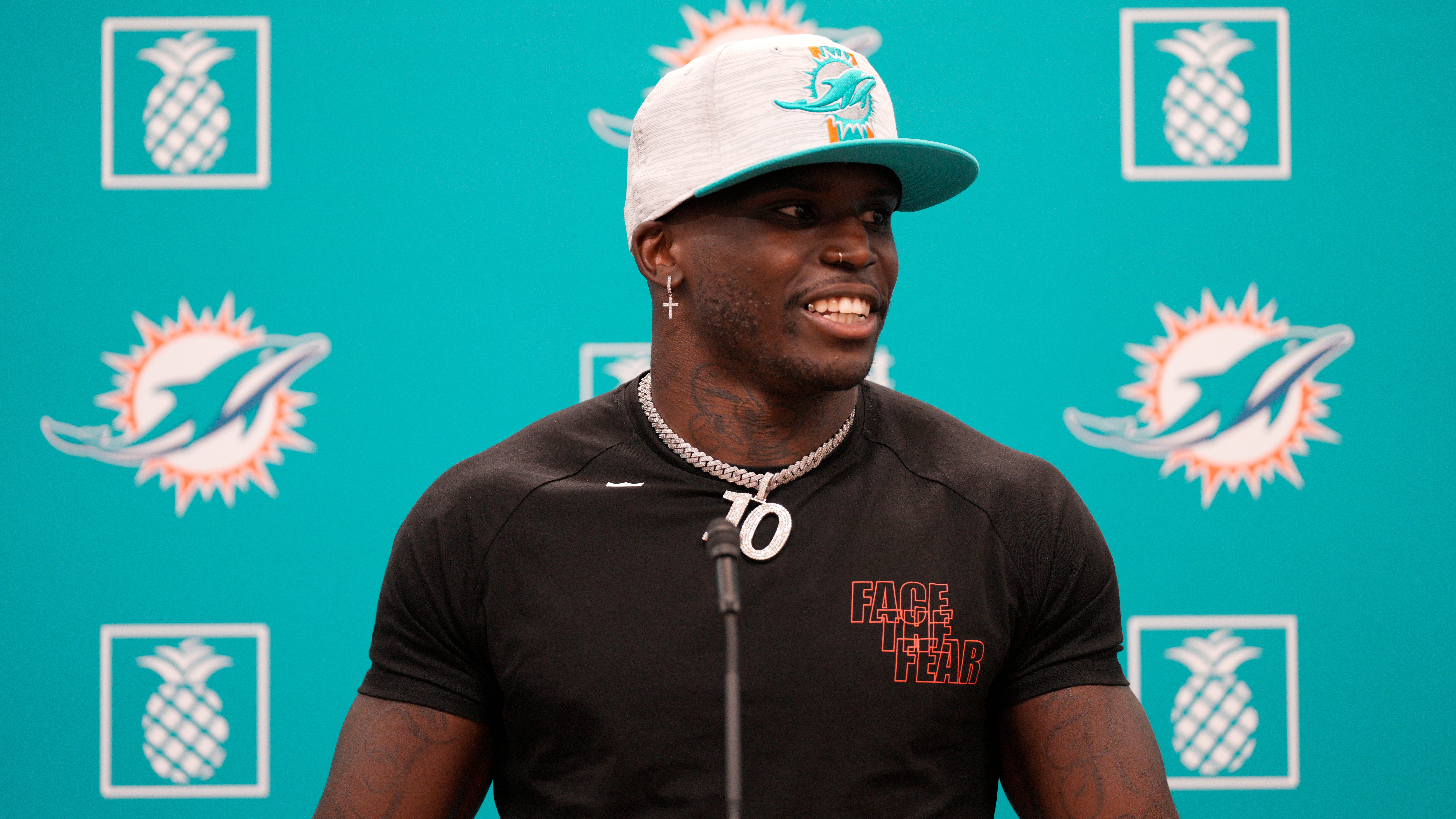 Tyreek Hill defends Tua Tagovailoa after throw goes viral: ‘Can y’all chill?’