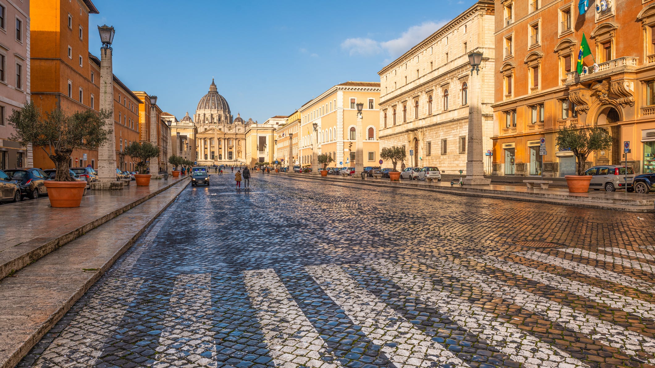 American tourist accused of vandalizing Vatican, demanding to see pope