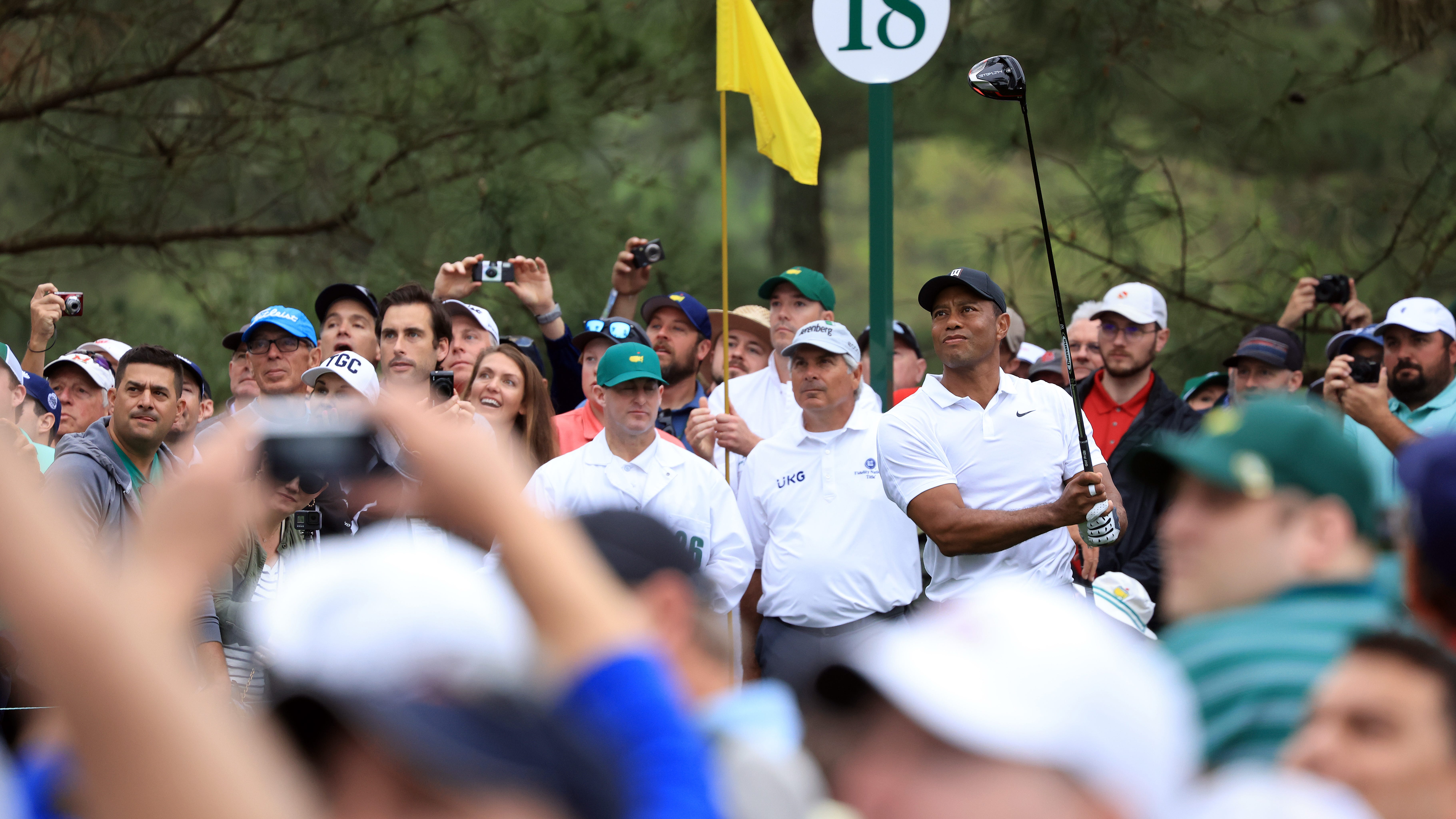 Tiger Woods draws absurd crowd at Masters practice round