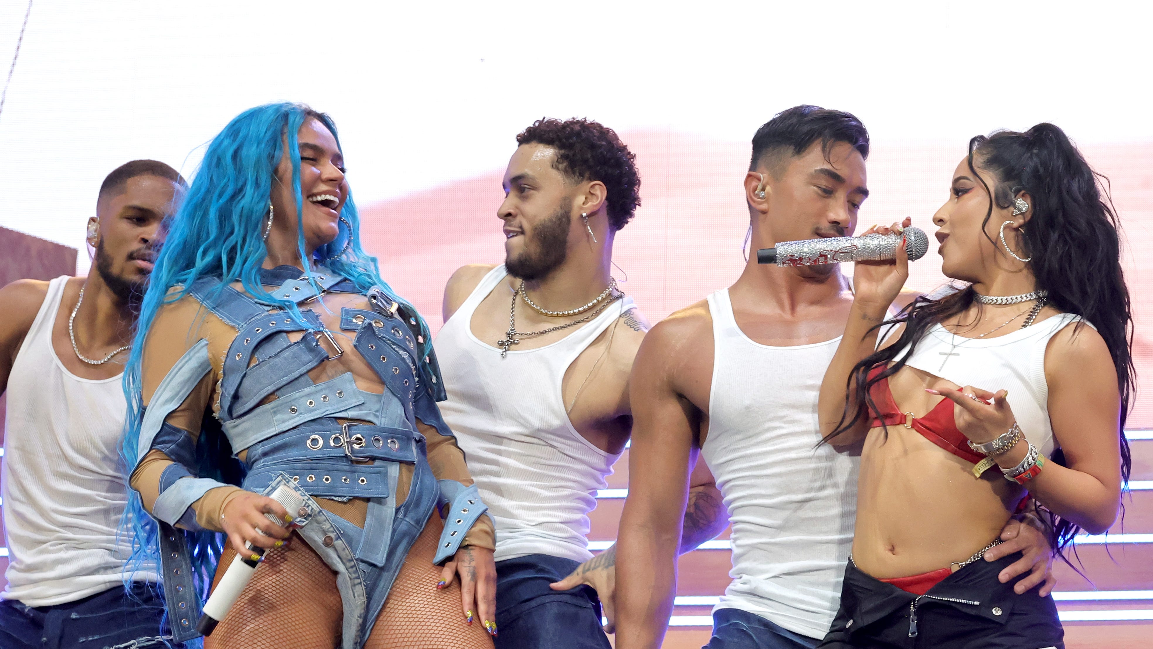 FOTOS: Karol G y Becky G cantan juntas en vivo por primera vez el éxito 'Mamiii' en el escenario de Coachella