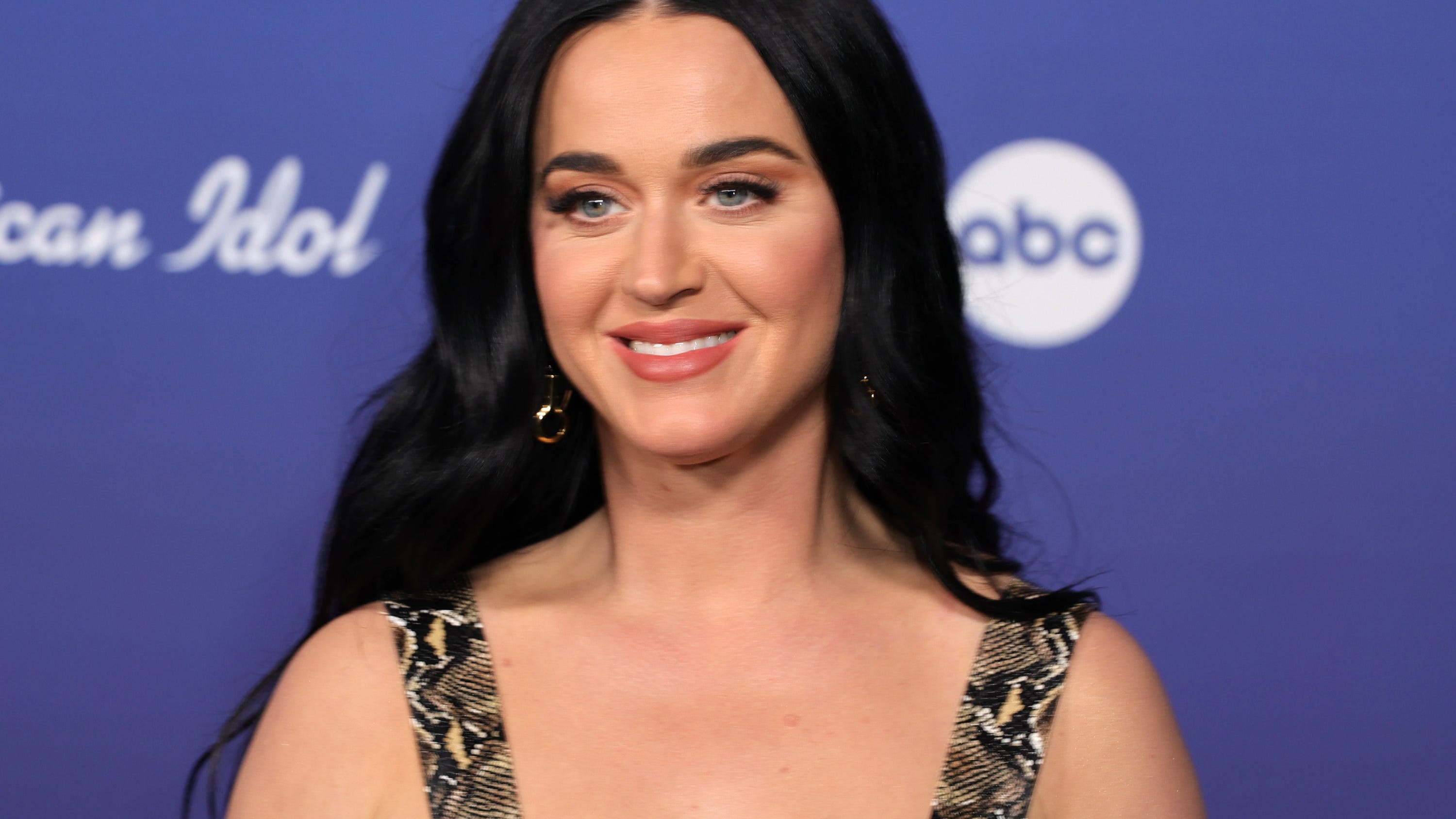 Watch Katy Perry fall dressed as 'The Little Mermaid,' under the… table, on 'American Idol'