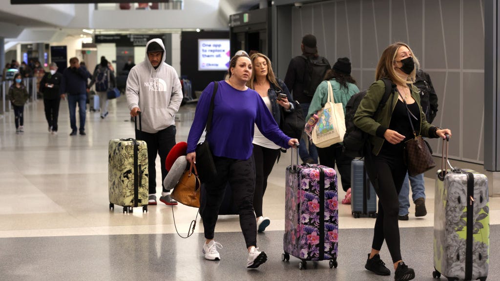 Airlines allowing passengers banned over face masks to return
