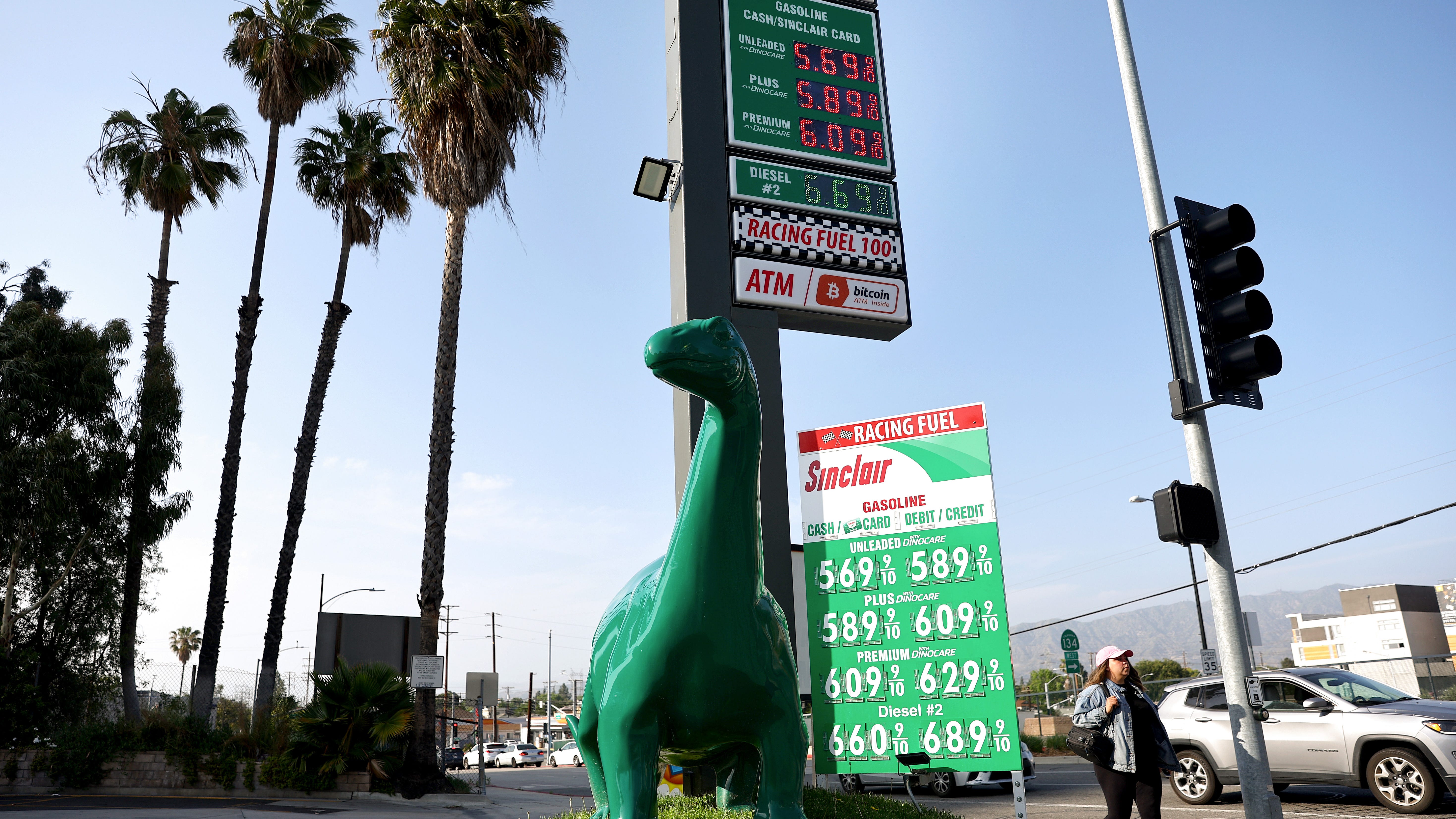 Average L.A. County gas price drops for 31st consecutive day