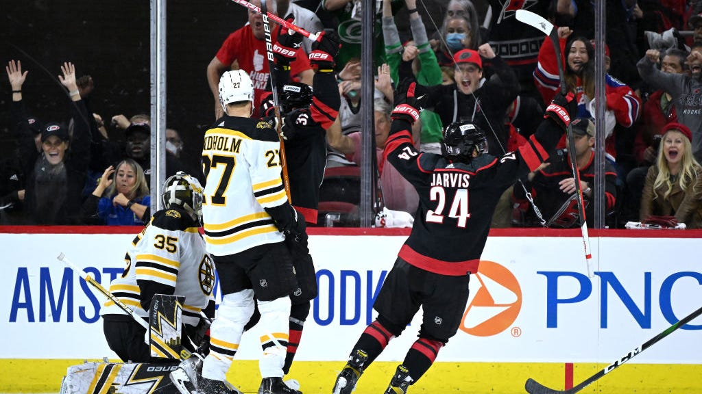 Bruins fail to take advantage of chances, drop Game 1 to Hurricanes