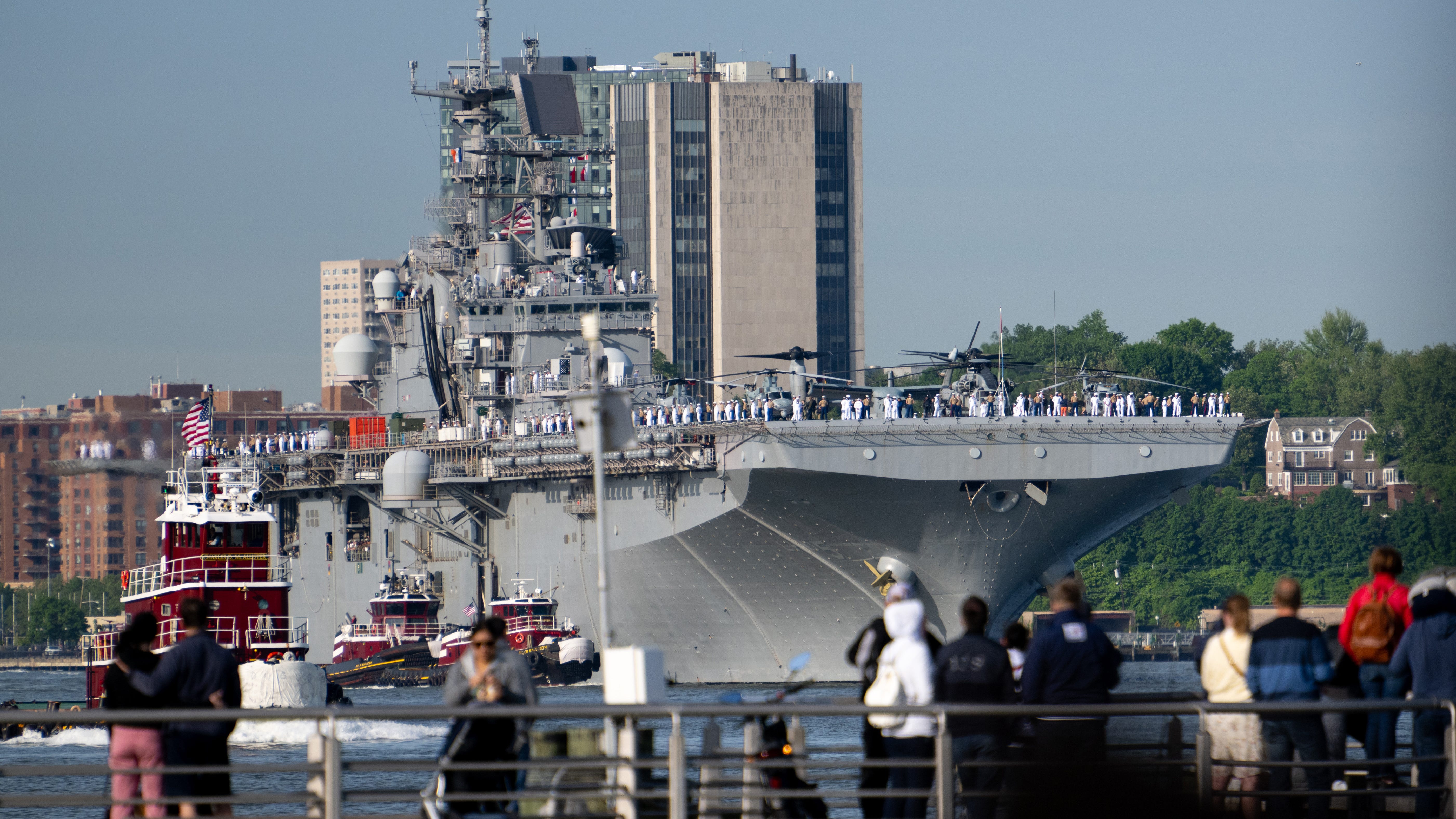 Man punches Navy Sailor in town for Fleet Week during LES fight