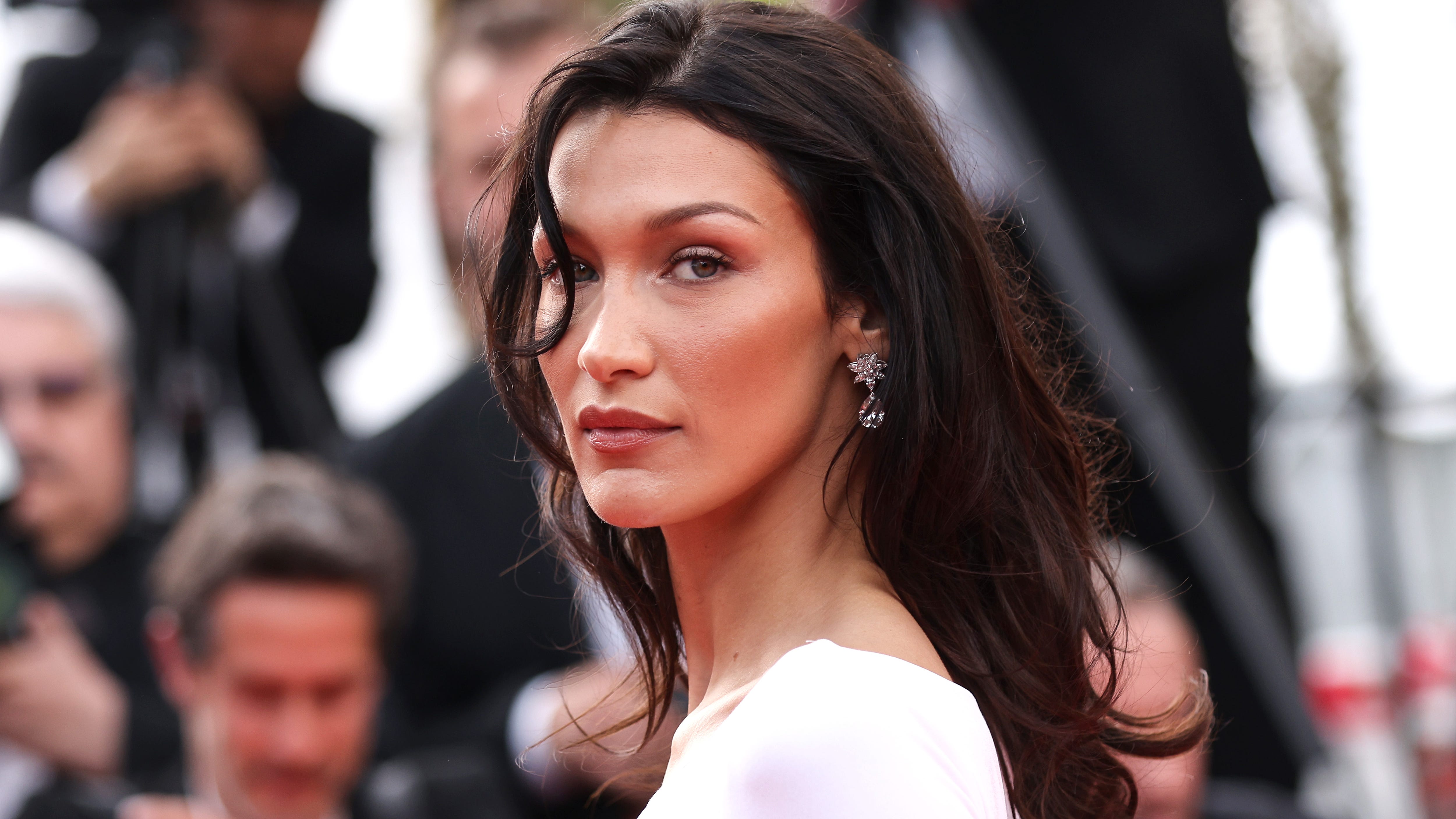 Supermodel Bella Hadid is giving '60s glam with latest hairstyle