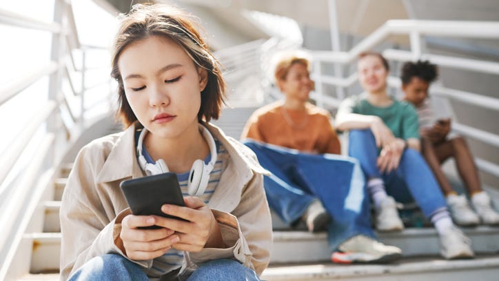Surgeon General issues social media warning