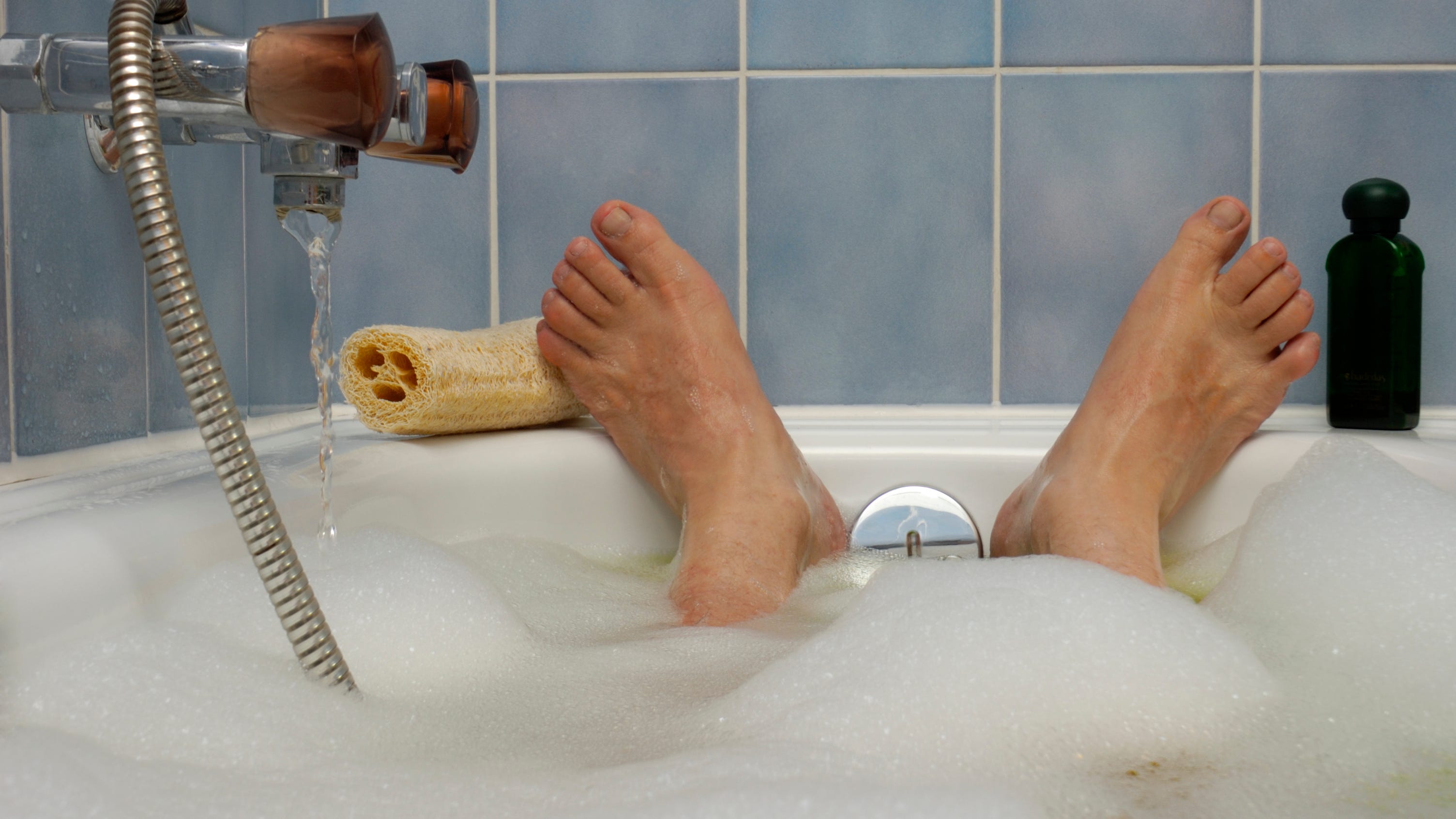 Police find burglar fully clothed in a bathtub full of water