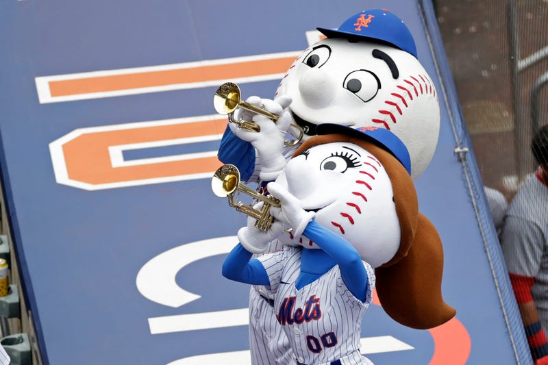 Mr. and Mrs. Met perform at Citi Field on June 1, 2022