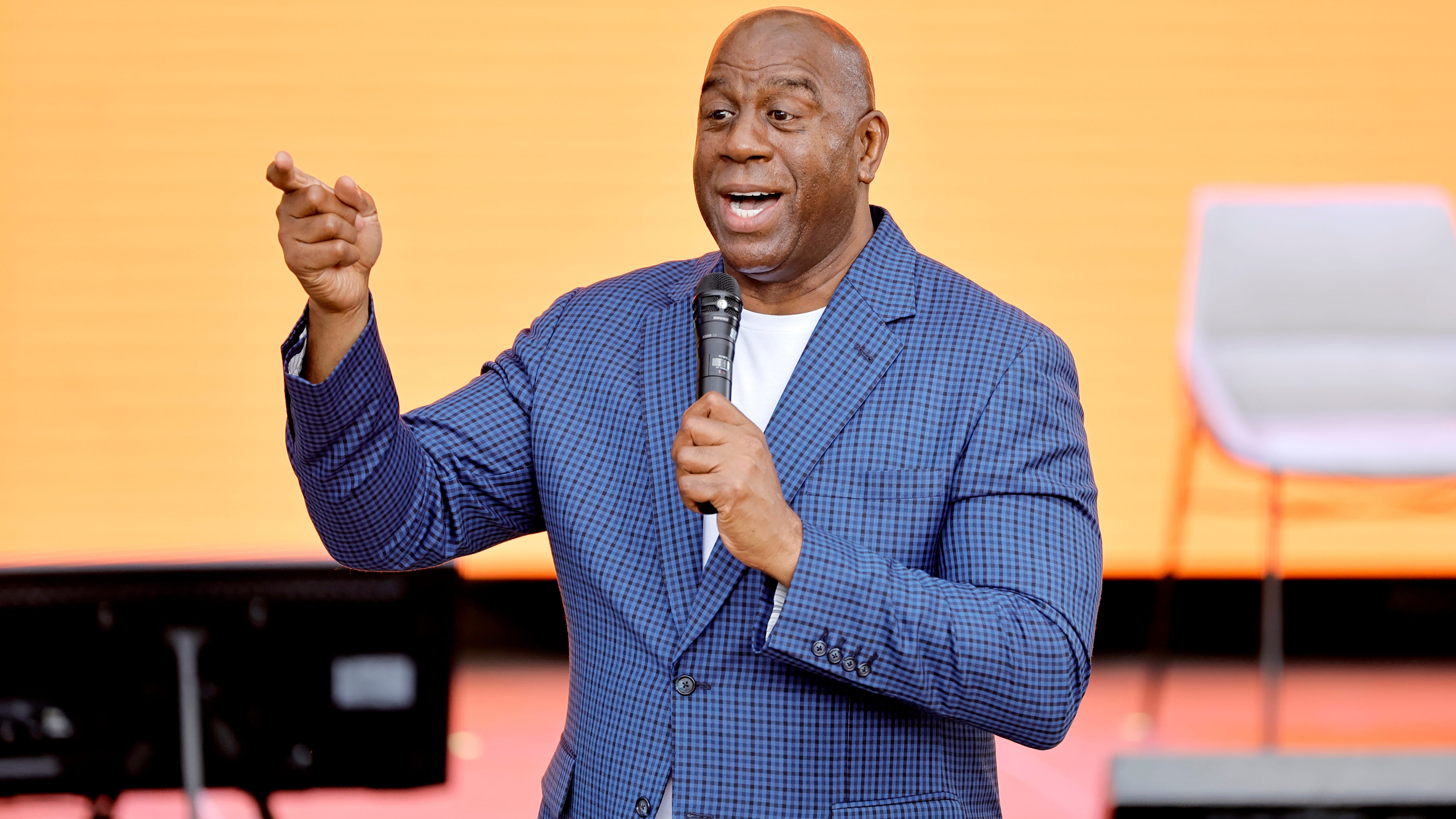 Magic Johnson joins calls for L.A. Councilmen de León, Cedillo to resign