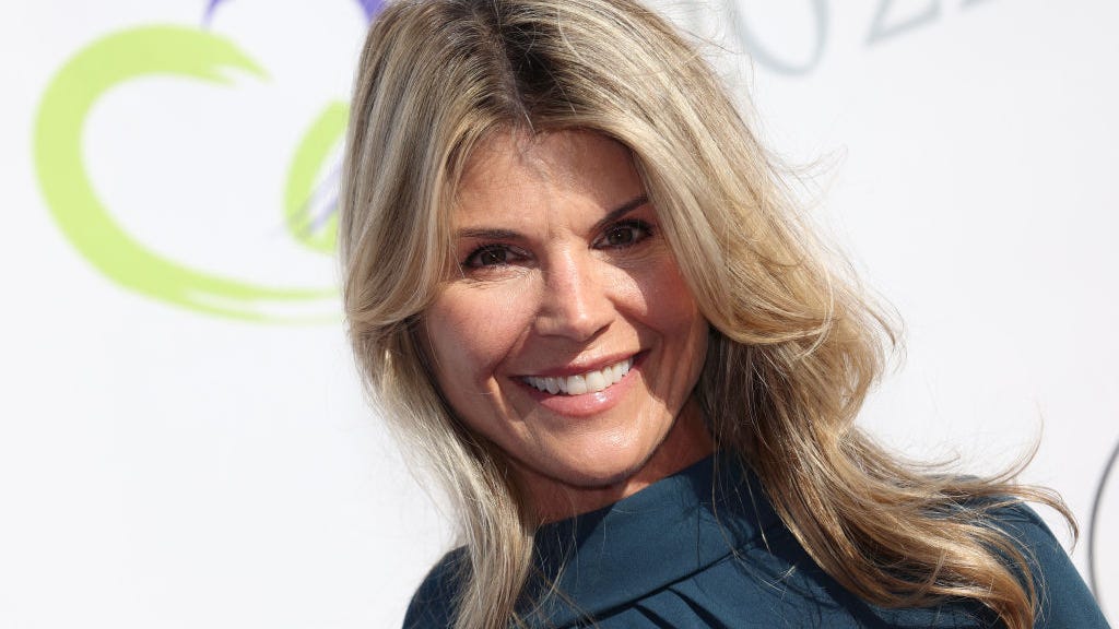 Lori Loughlin returns to red carpet after college admissions scandal