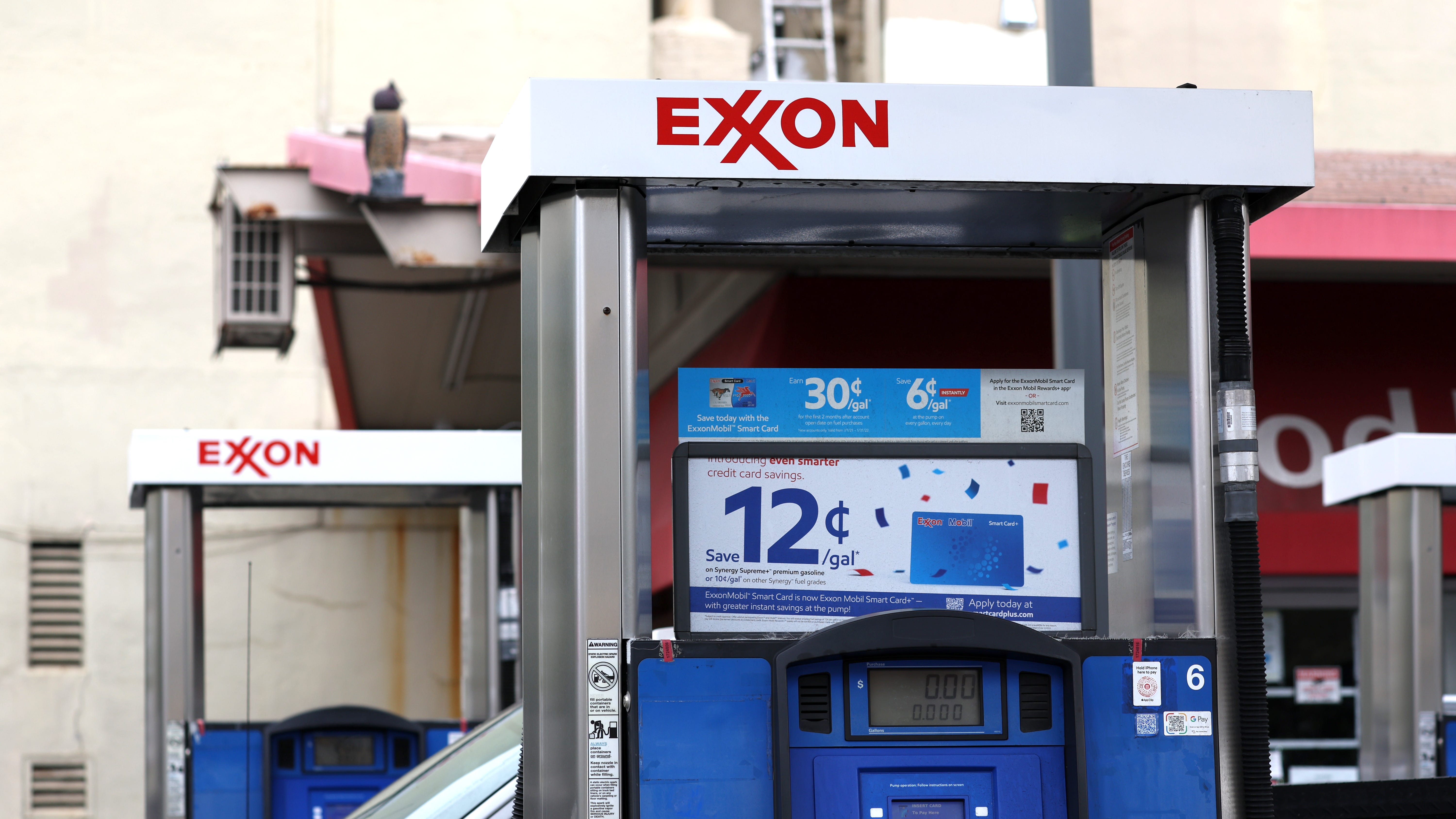 Average L.A. County gas price drops for 71st time in 73 days