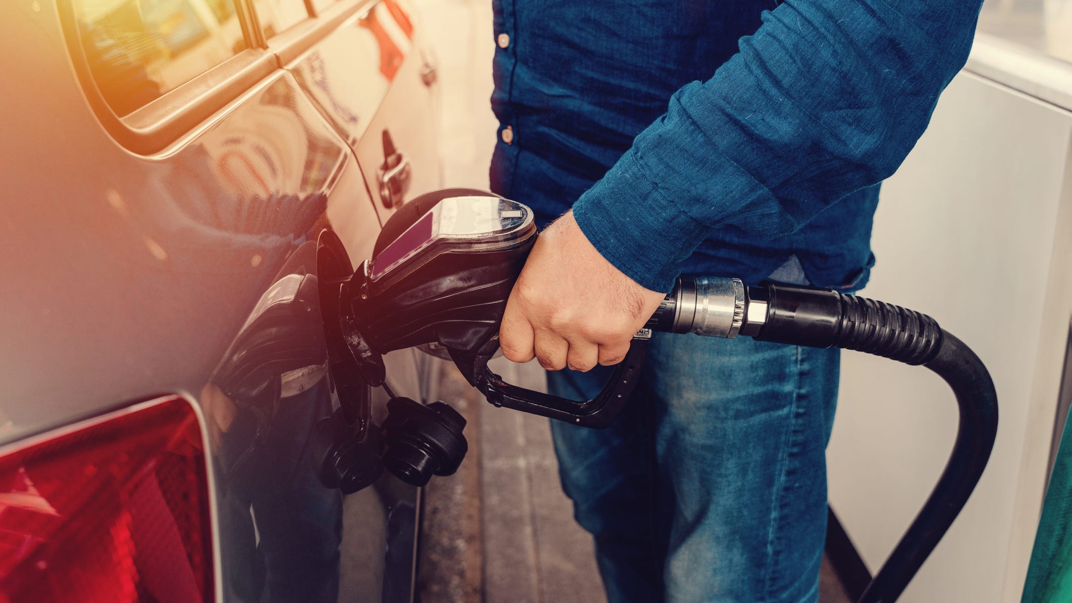 As summer travel picks up, average gas prices in Michigan continue to fall