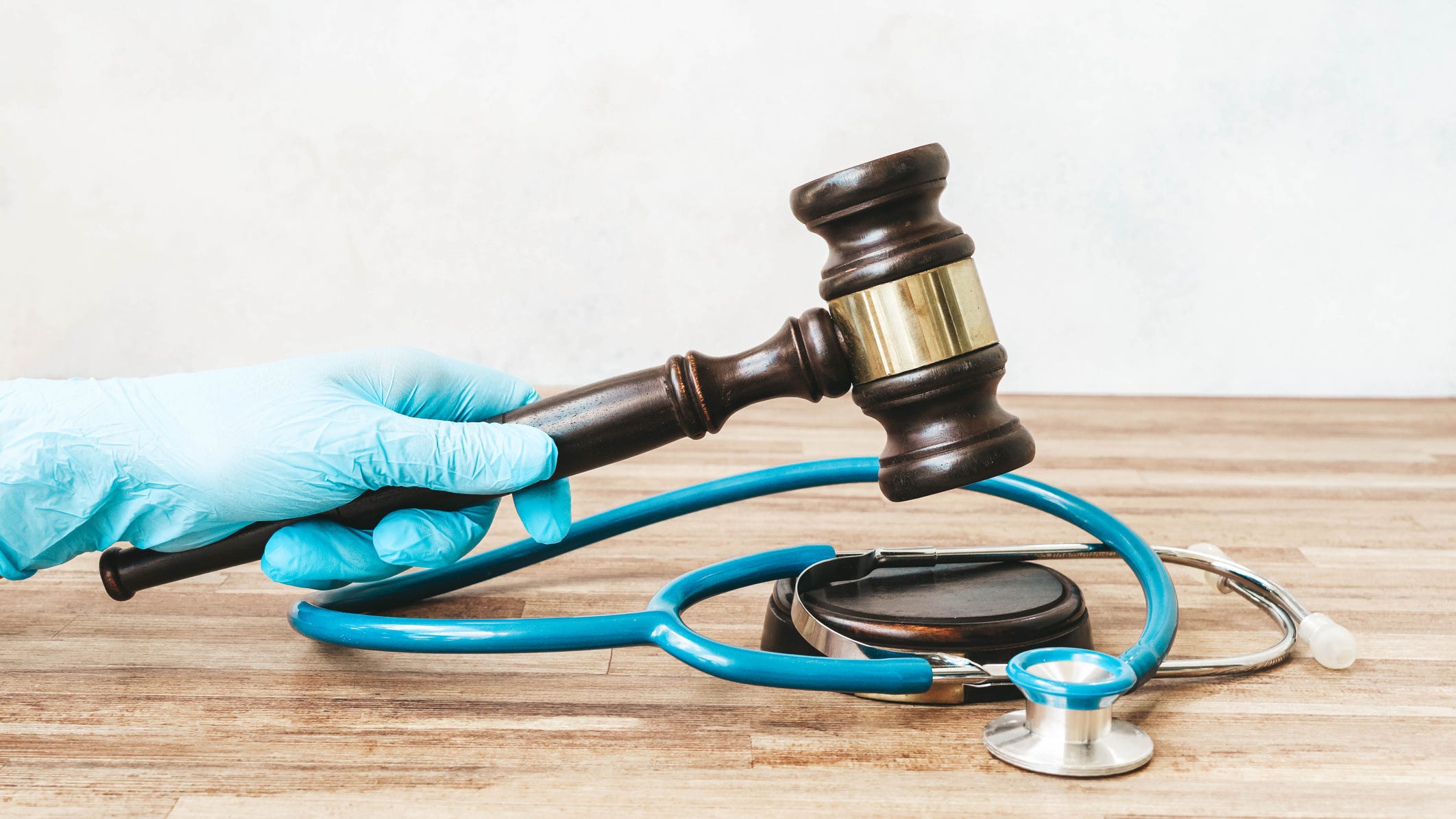 Doctor settles suit against Beverly Hospital