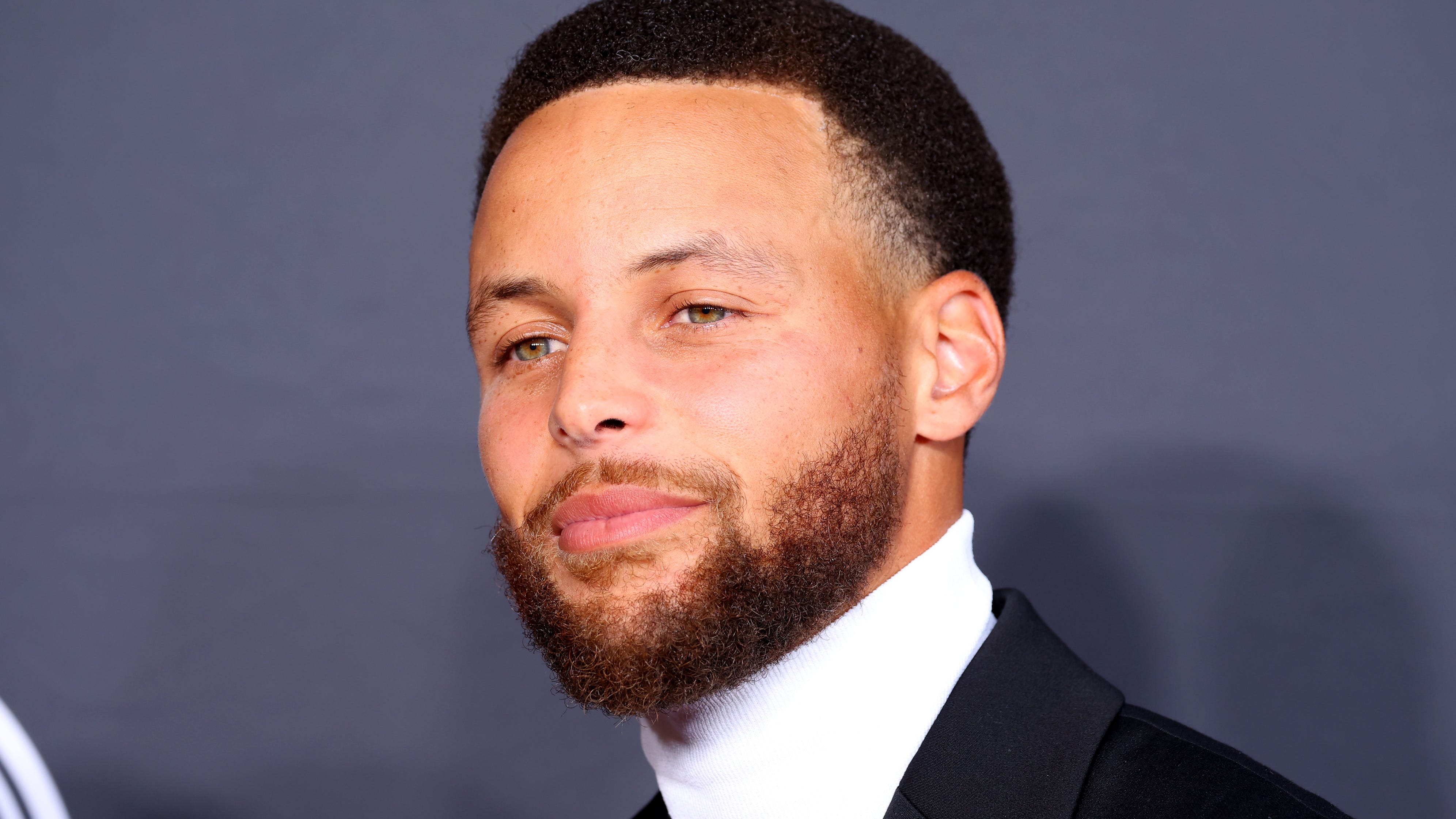 Steph roasts LeBron, Lakers, his own teammates and family as ESPYS host