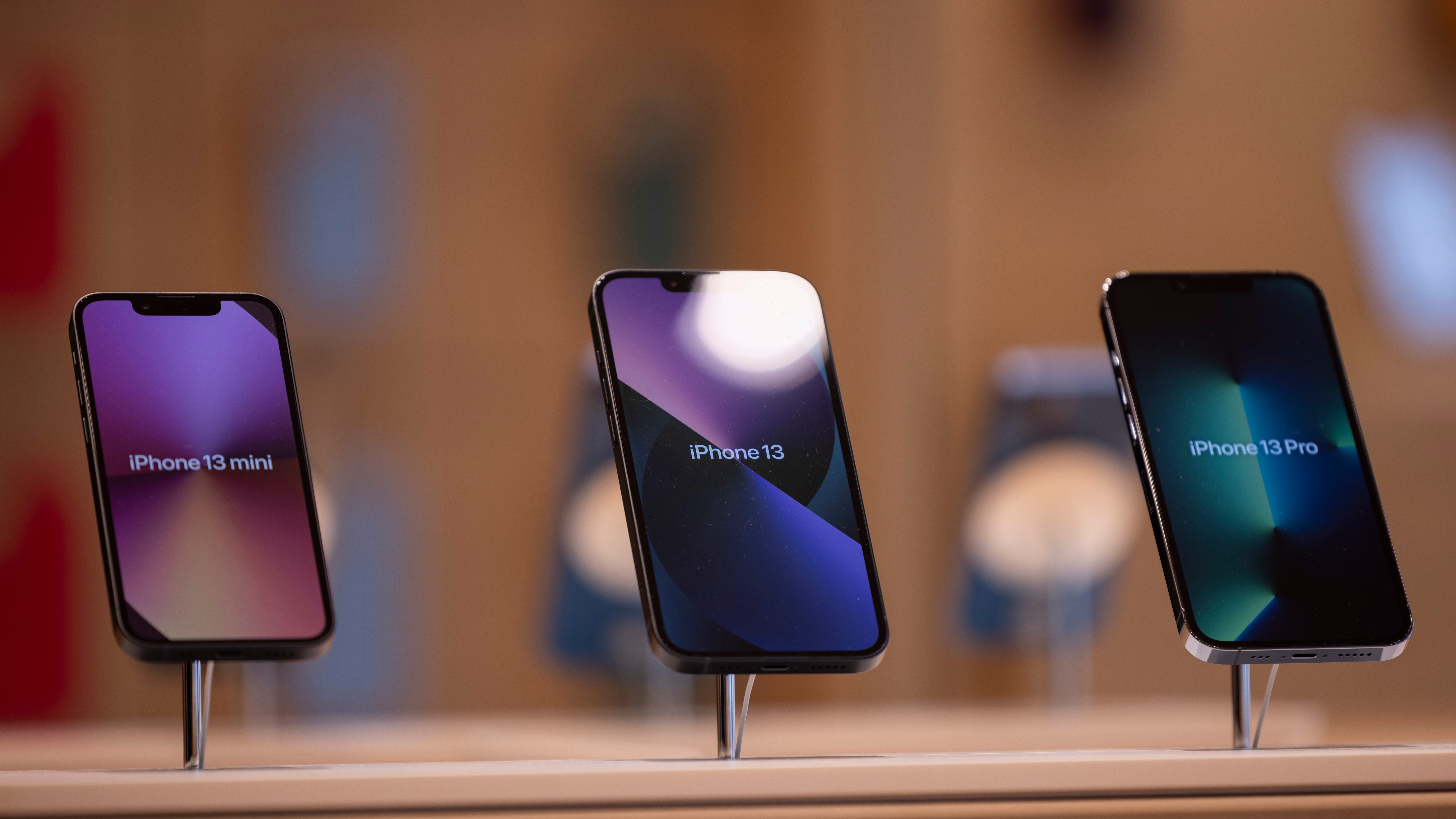Apple wants iOS users to update software immediately