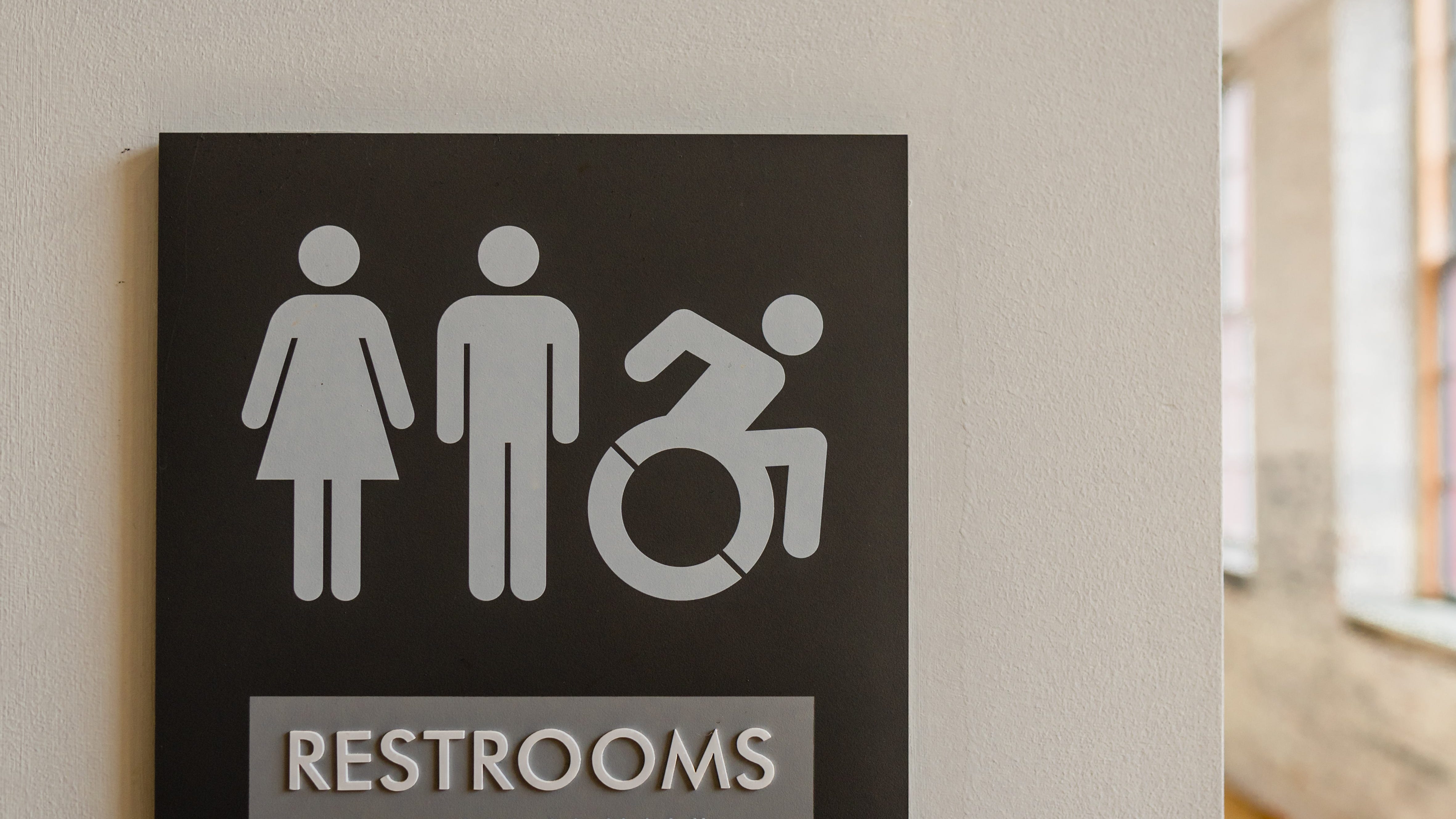 Gender-neutral bathroom measure narrowly passes Illinois House