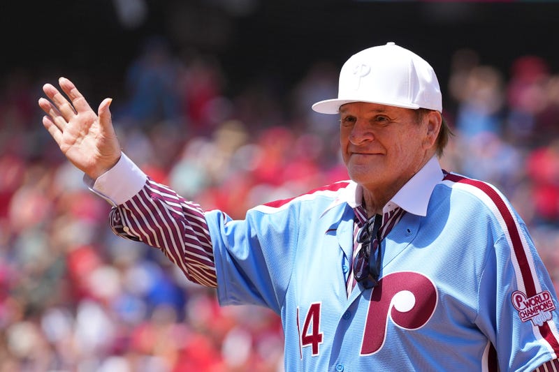 Former MLB player Pete Rose #14 of the Philadelphia Phillies salutes the crowd prior to the game against the Washington Nationals at Citizens Bank Park on Aug. 7, 2022