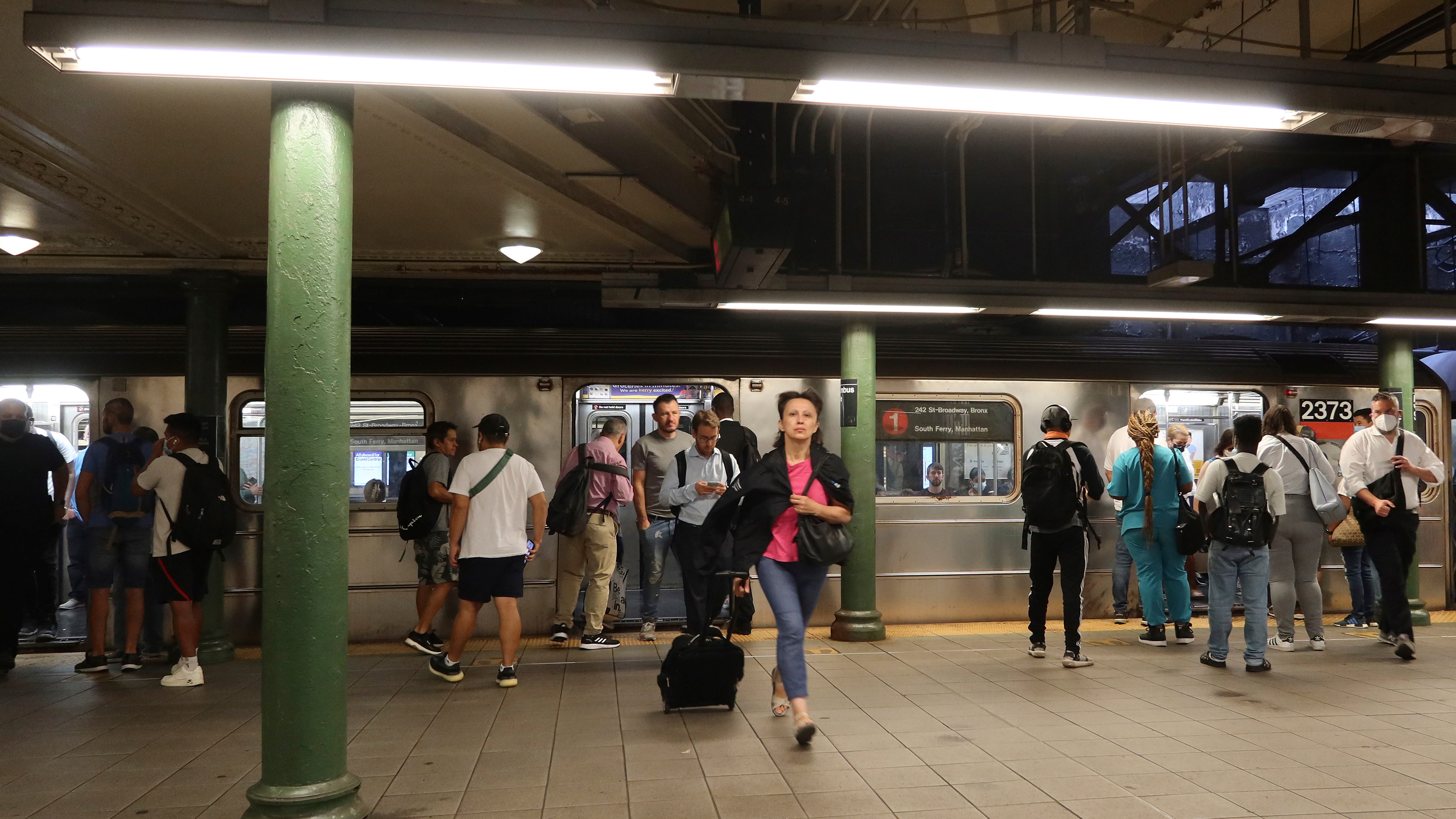Man dragged, fatally struck by 1 train at Columbus Circle