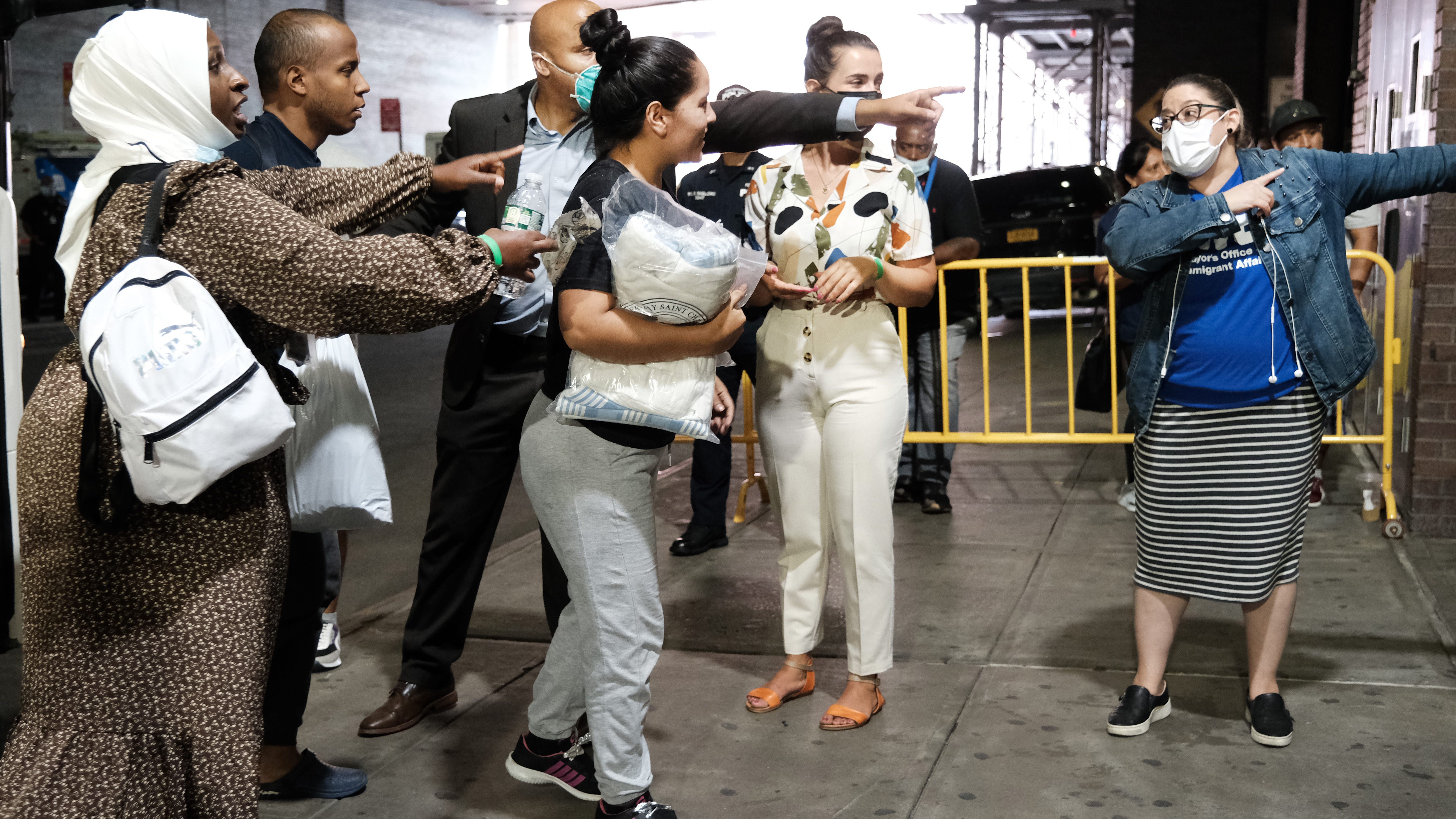 NYC declara estado de emergencia por afluencia de migrantes: la ciudad calcula más de $1 billón en costos