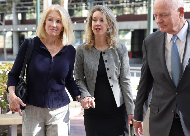 Former Theranos CEO Elizabeth Holmes (C) arrives at federal court with her mother Noel Holmes (L) and father Christian Holmes on September 01, 2022 in San Jose, California.
