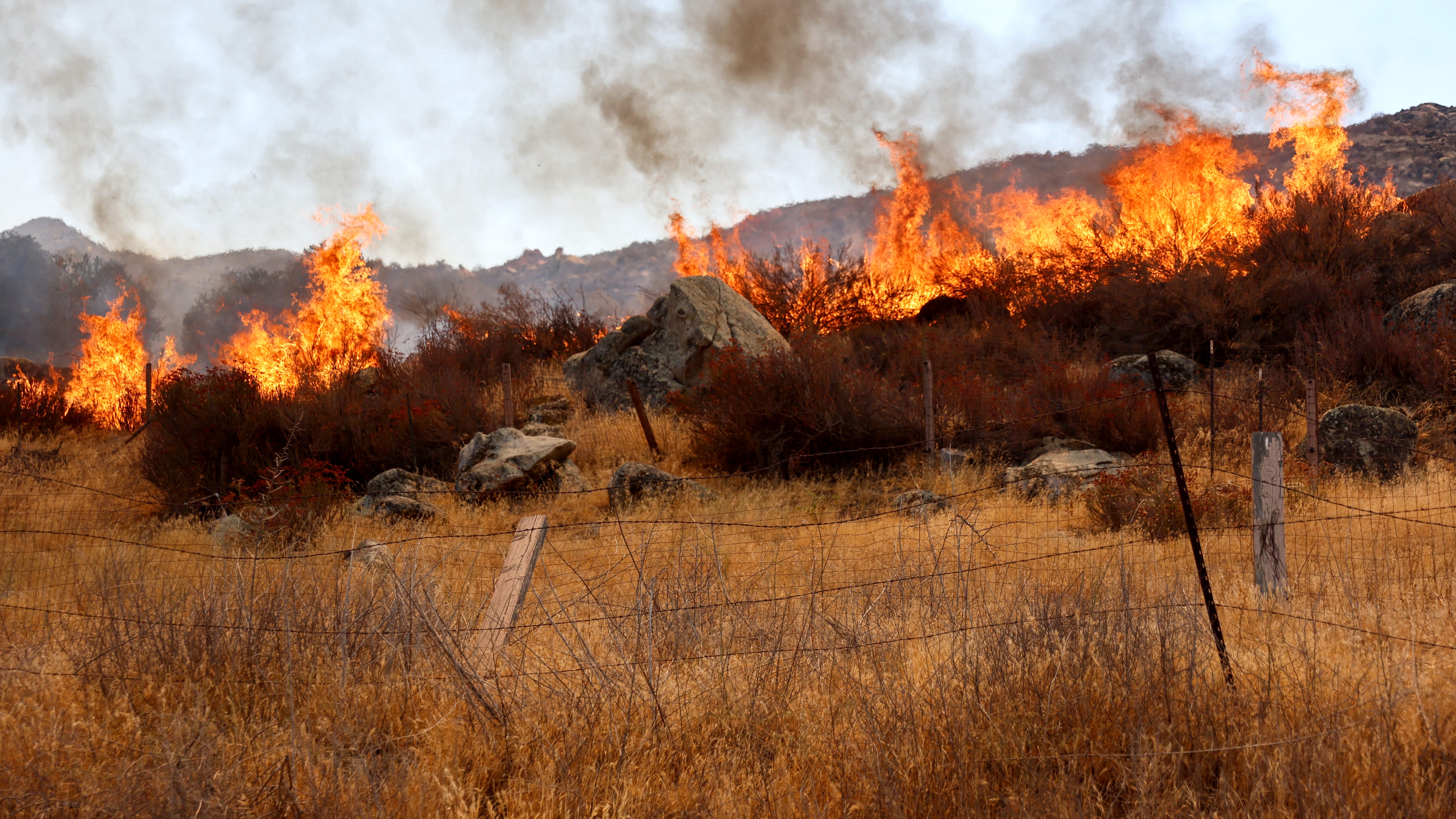 Blaze burning near Hemet grows to 4,000 acres, evacuation order expanded