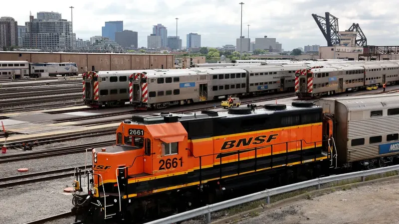 Metra trains will resume normal service following tentative railway union agreement