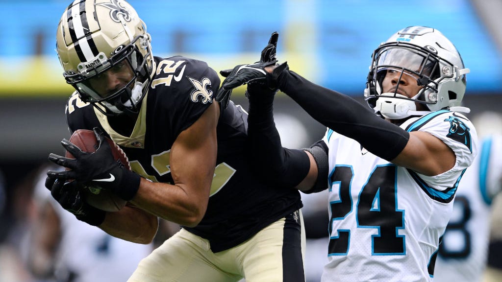 Chris Olave leaves game with apparent head injury after touchdown catch