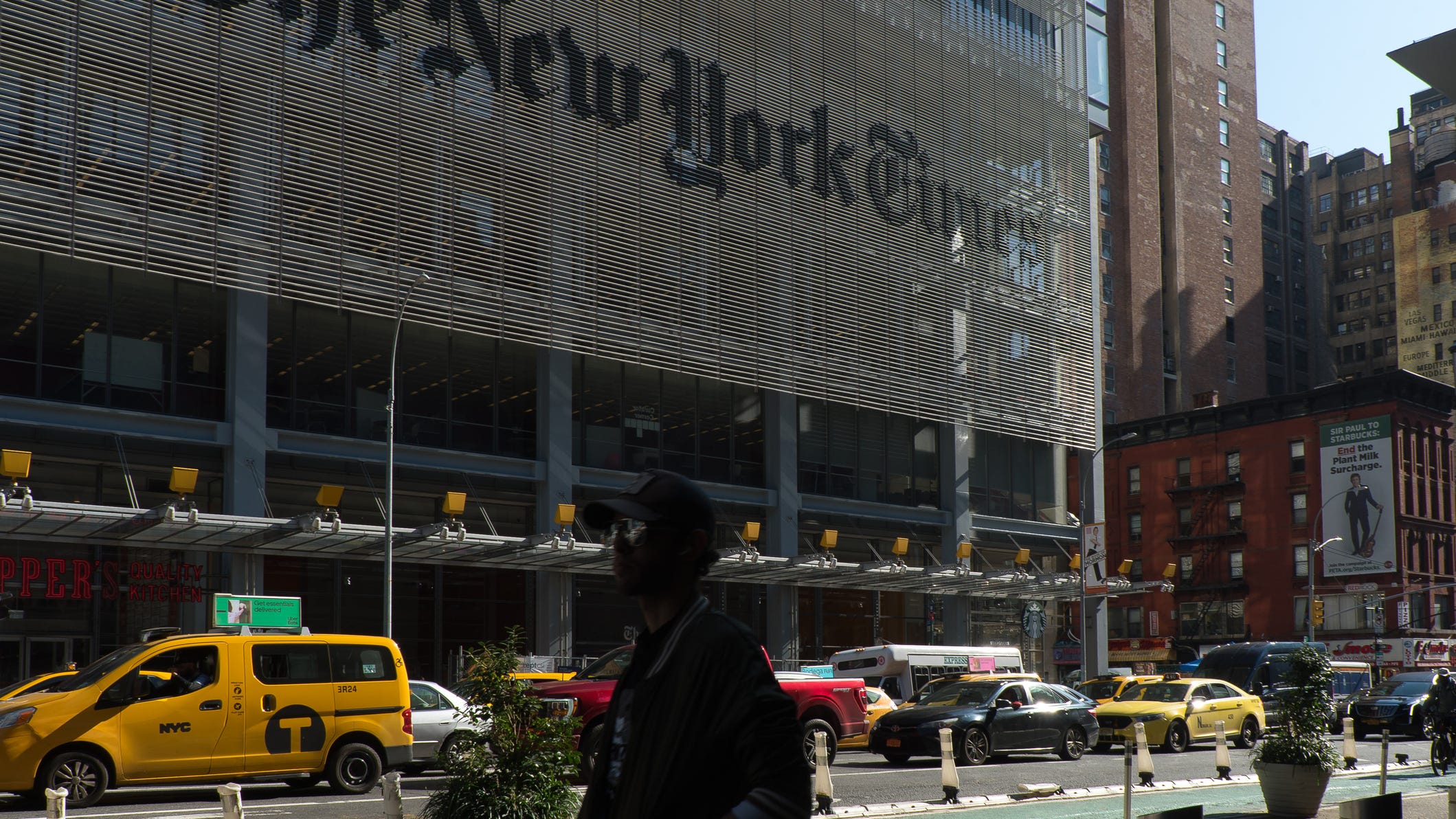 Axe-wielding man enters NY Times building, asks to speak to politics section: police