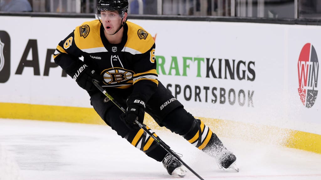 Bruins buy out Mike Reilly, issue qualifying offers to 9 restricted free agents