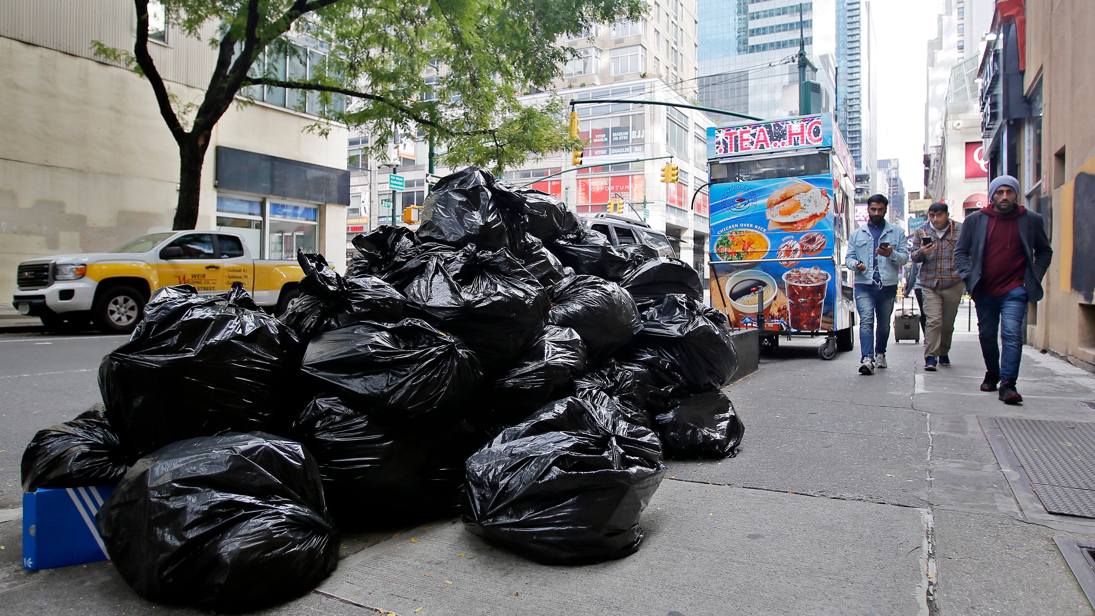 WAR ON RATS: NYC plans to require restaurants, other food-related businesses to put trash in bins